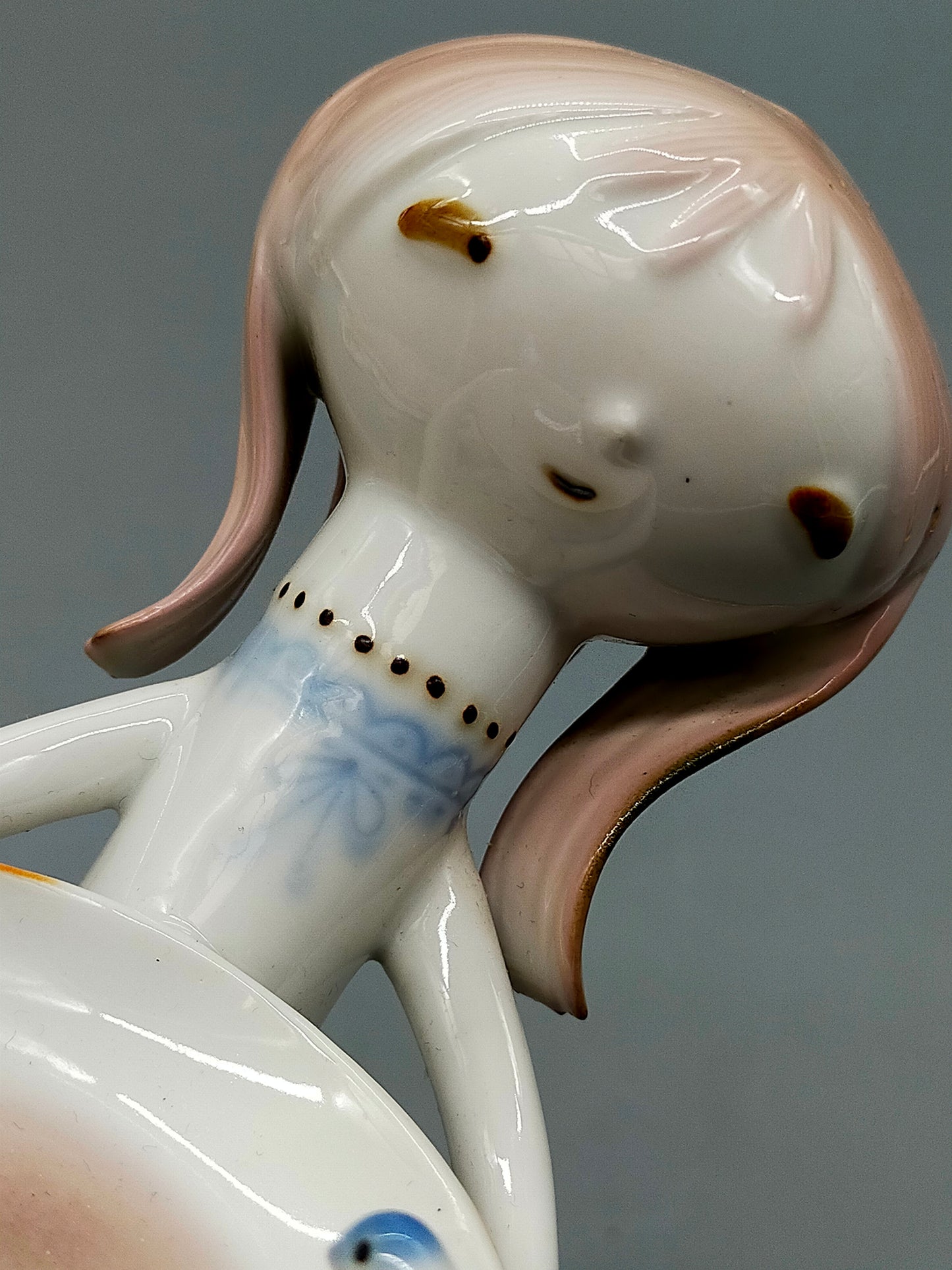 Elegante Porzellanfigur – Handbemalte Aquincum Figur