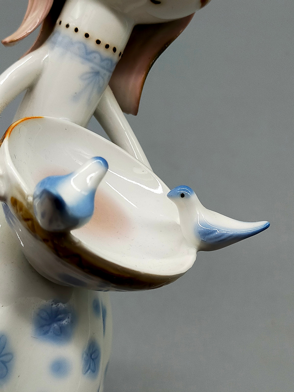 Elegante Porzellanfigur – Handbemalte Aquincum Figur