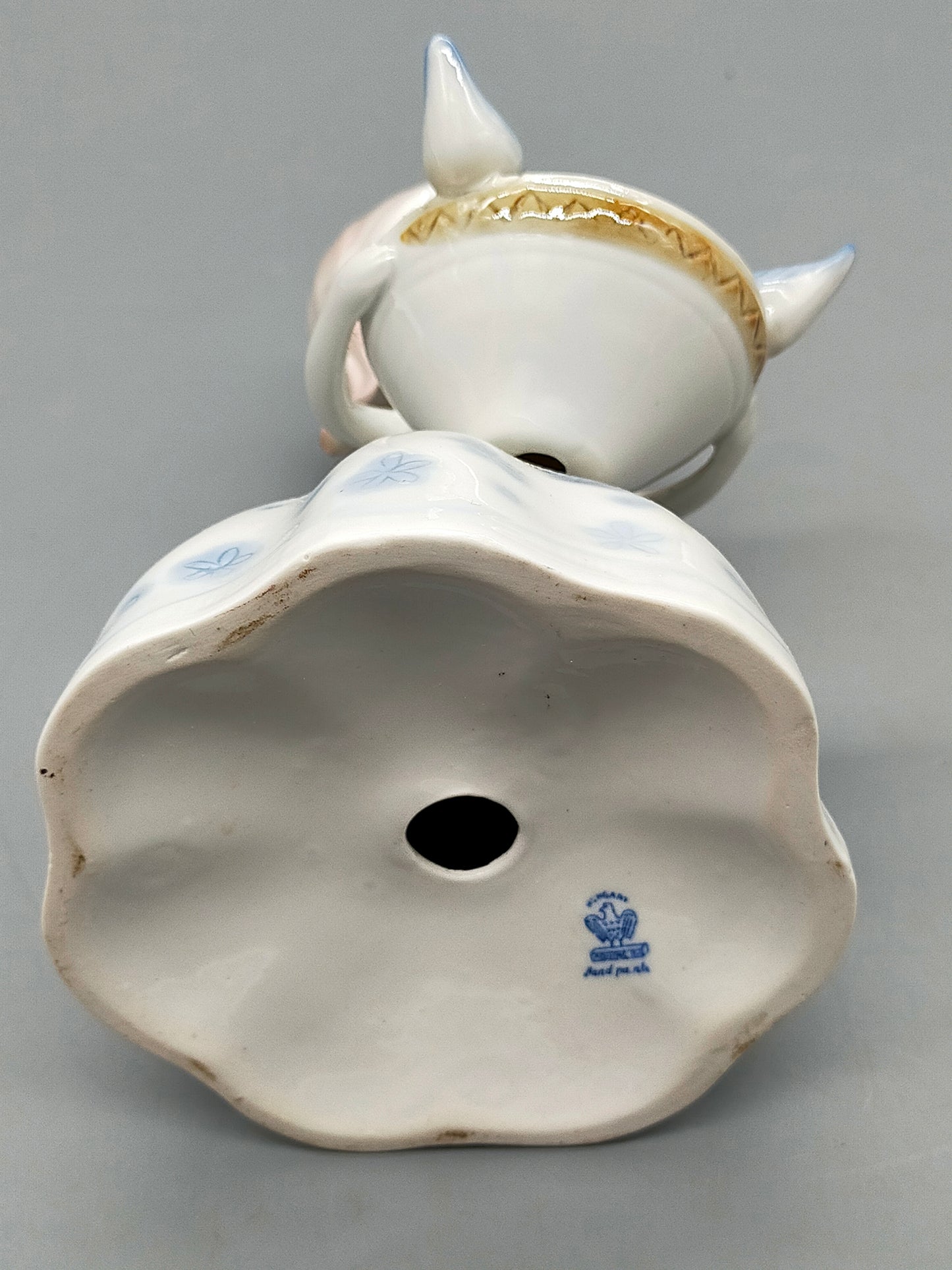 Elegante Porzellanfigur – Handbemalte Aquincum Figur