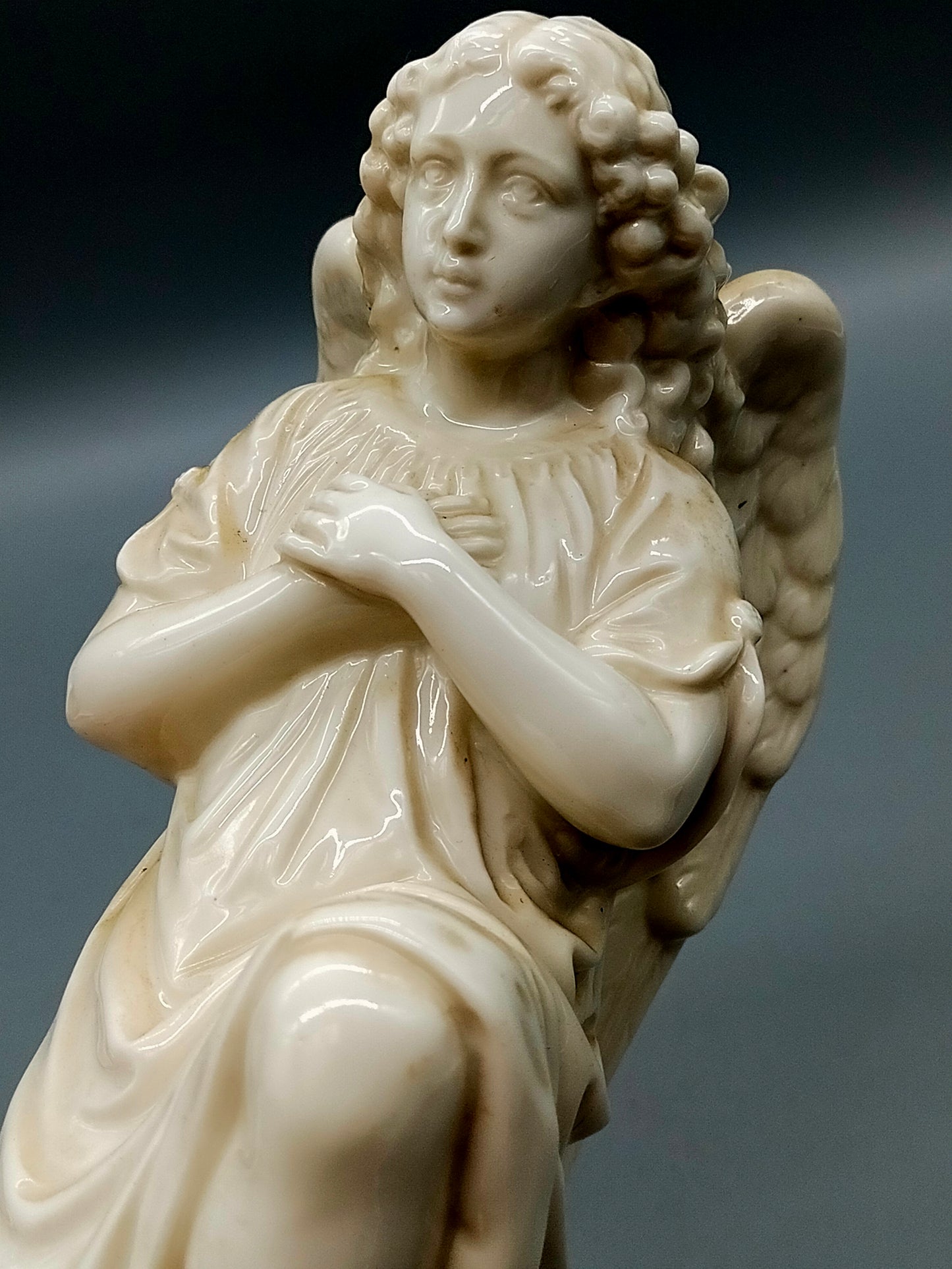 Antiker Porzellan Engel – Handbemalte Skulptur Figur