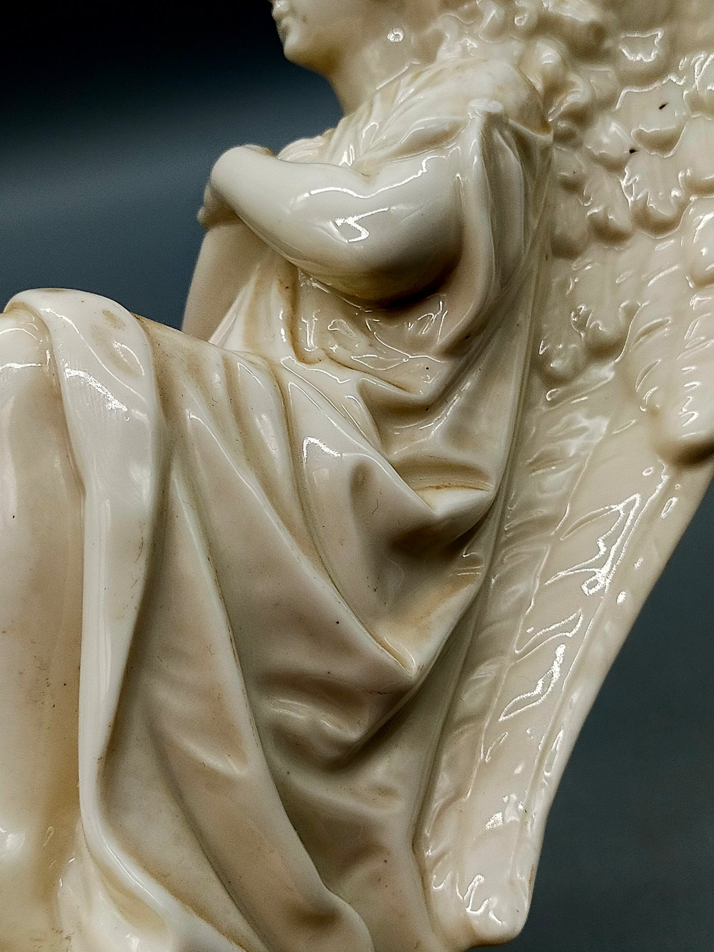 Antiker Porzellan Engel – Handbemalte Skulptur Figur
