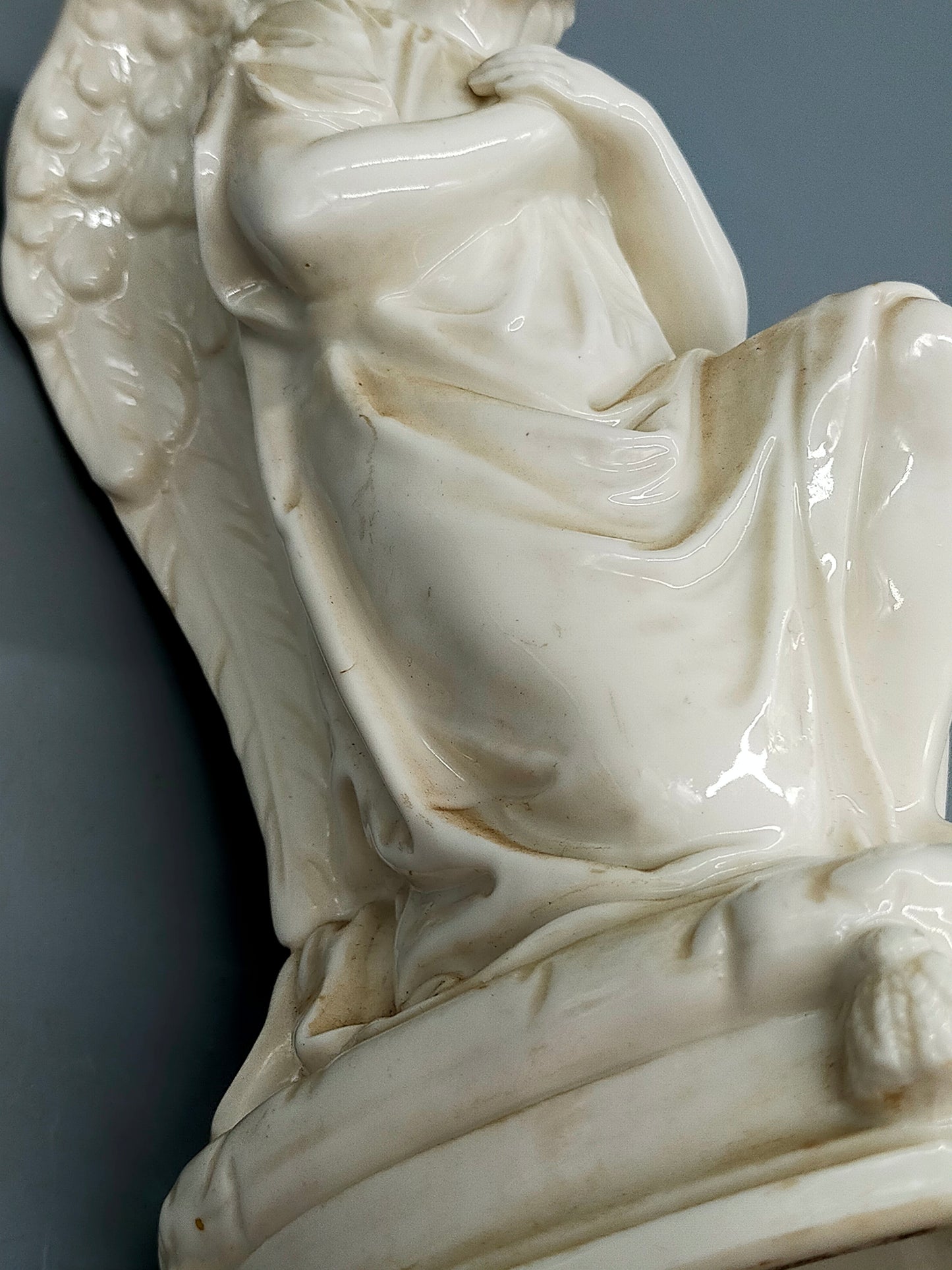 Antiker Porzellan Engel – Handbemalte Skulptur Figur