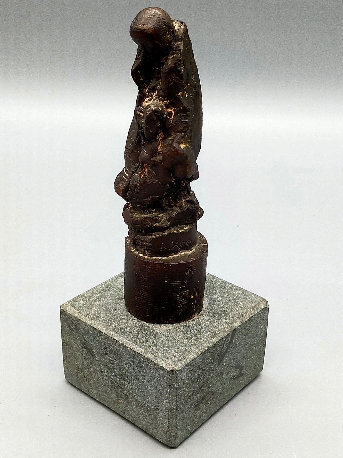 Elegante Bronze-Skulptur – Handgefertigte Sakrale Darstellung auf Steinsockel