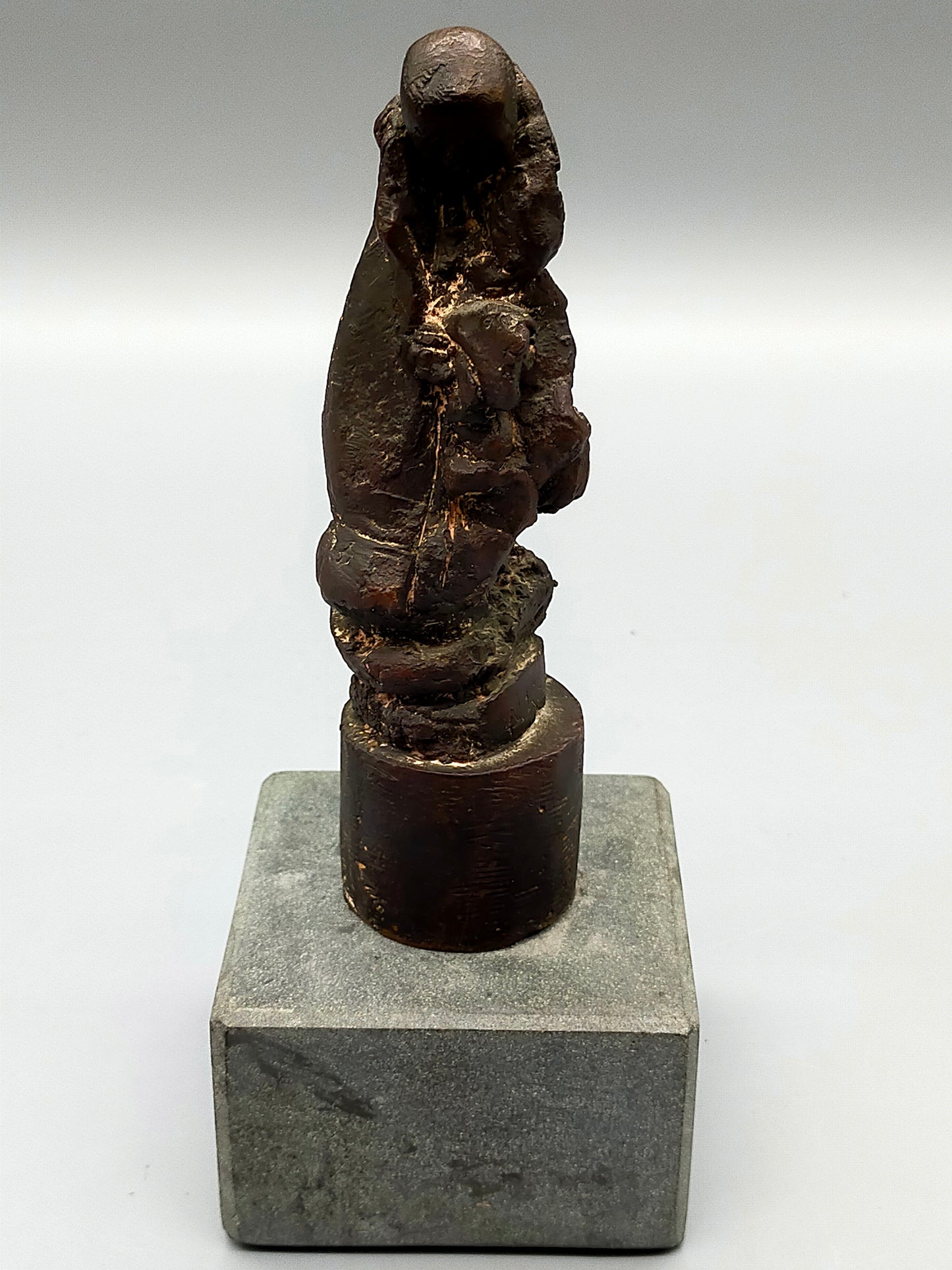 Elegante Bronze-Skulptur – Handgefertigte Sakrale Darstellung auf Steinsockel