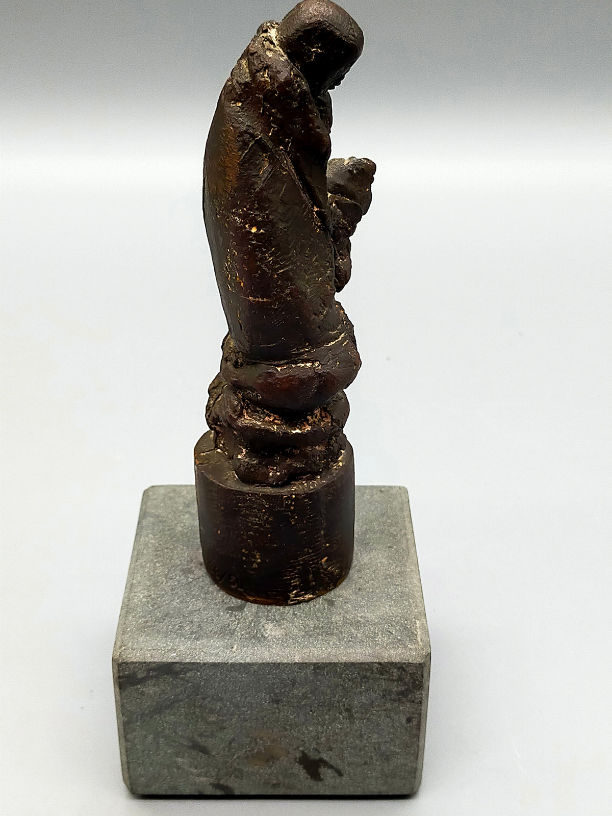Elegante Bronze-Skulptur – Handgefertigte Sakrale Darstellung auf Steinsockel