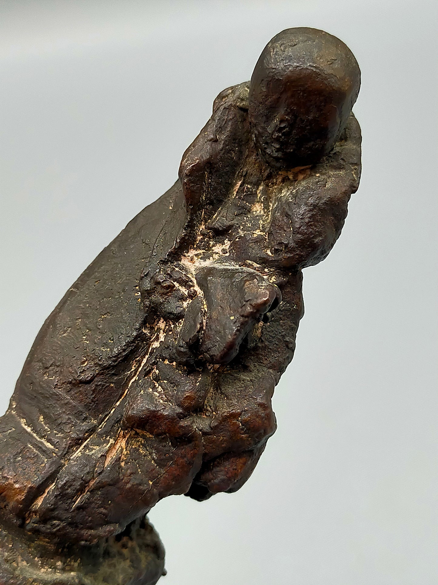 Elegante Bronze-Skulptur – Handgefertigte Sakrale Darstellung auf Steinsockel