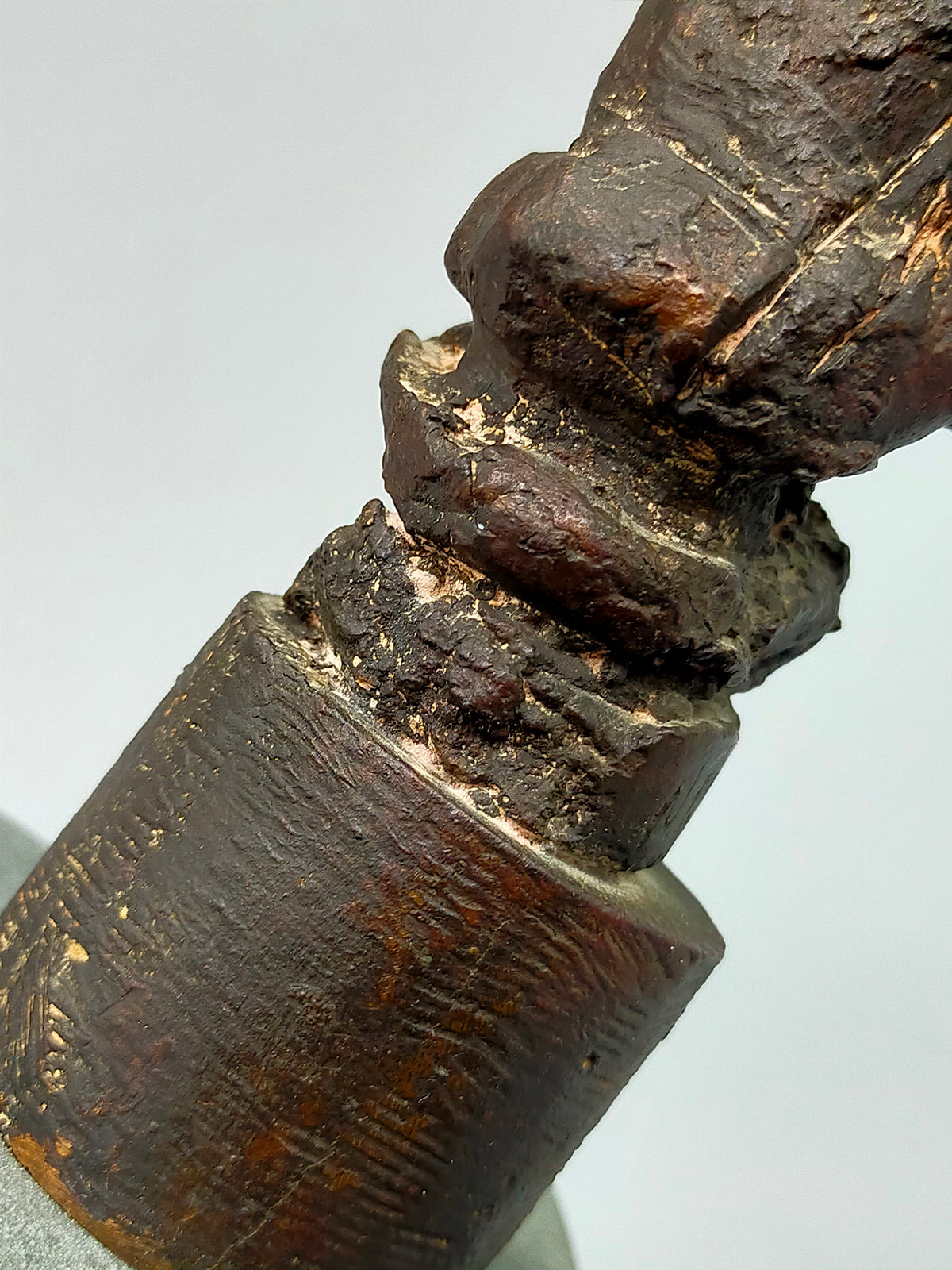 Elegante Bronze-Skulptur – Handgefertigte Sakrale Darstellung auf Steinsockel