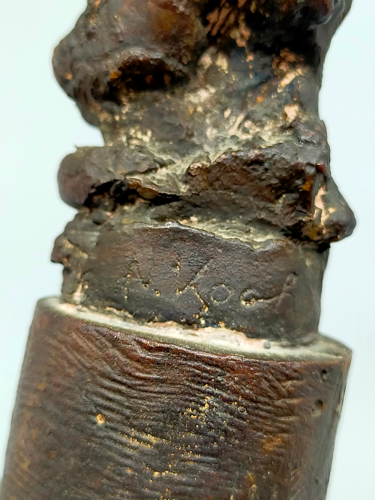 Elegante Bronze-Skulptur – Handgefertigte Sakrale Darstellung auf Steinsockel