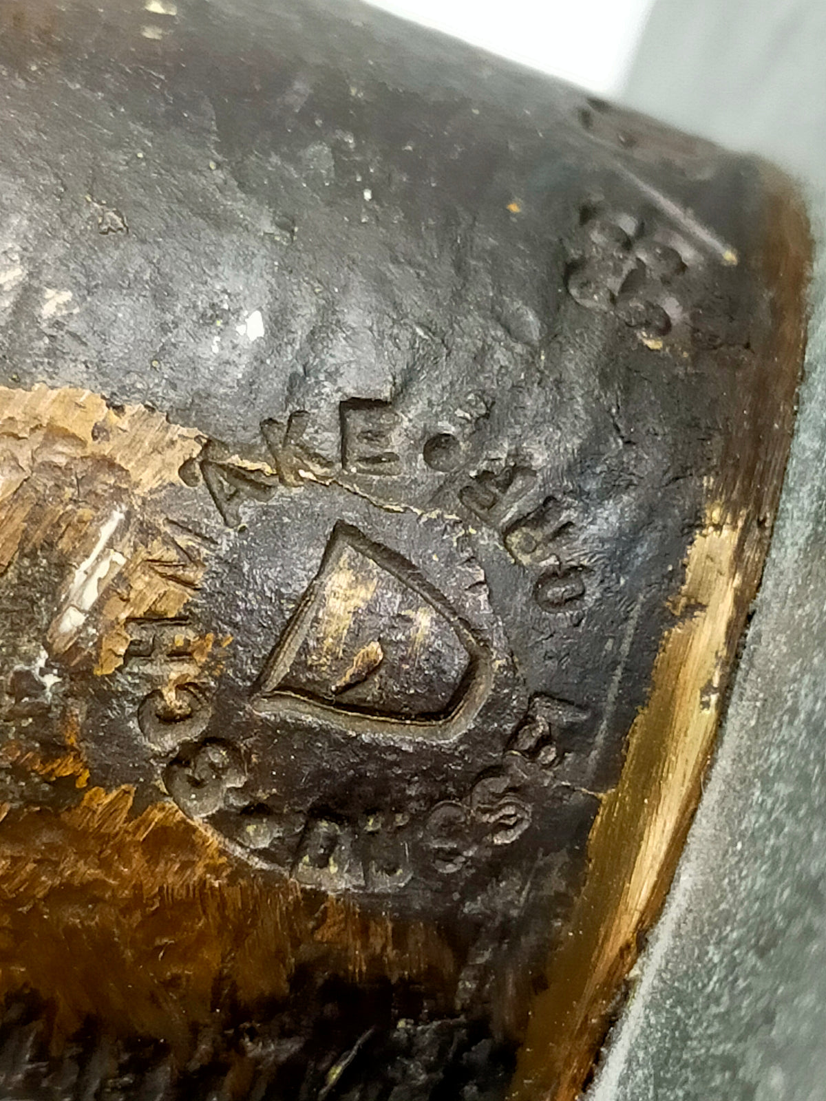 Elegante Bronze-Skulptur – Handgefertigte Sakrale Darstellung auf Steinsockel