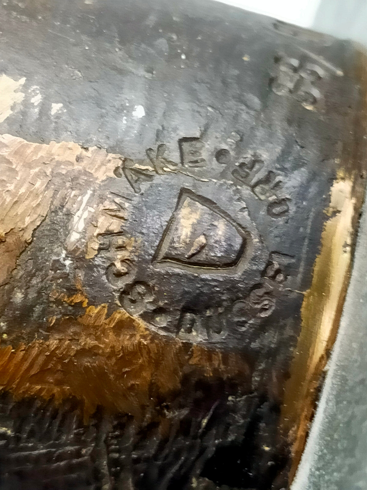 Elegante Bronze-Skulptur – Handgefertigte Sakrale Darstellung auf Steinsockel