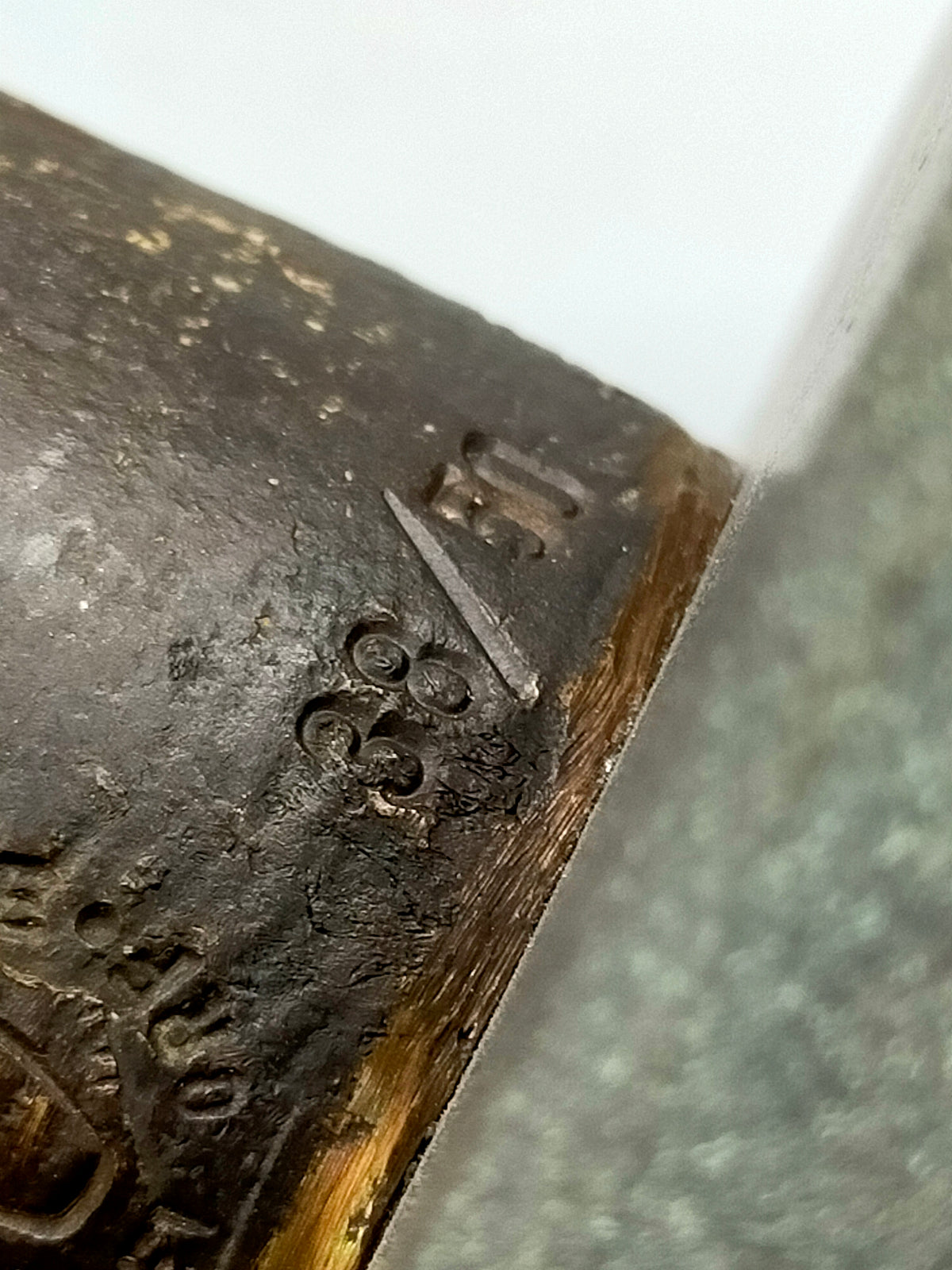Elegante Bronze-Skulptur – Handgefertigte Sakrale Darstellung auf Steinsockel