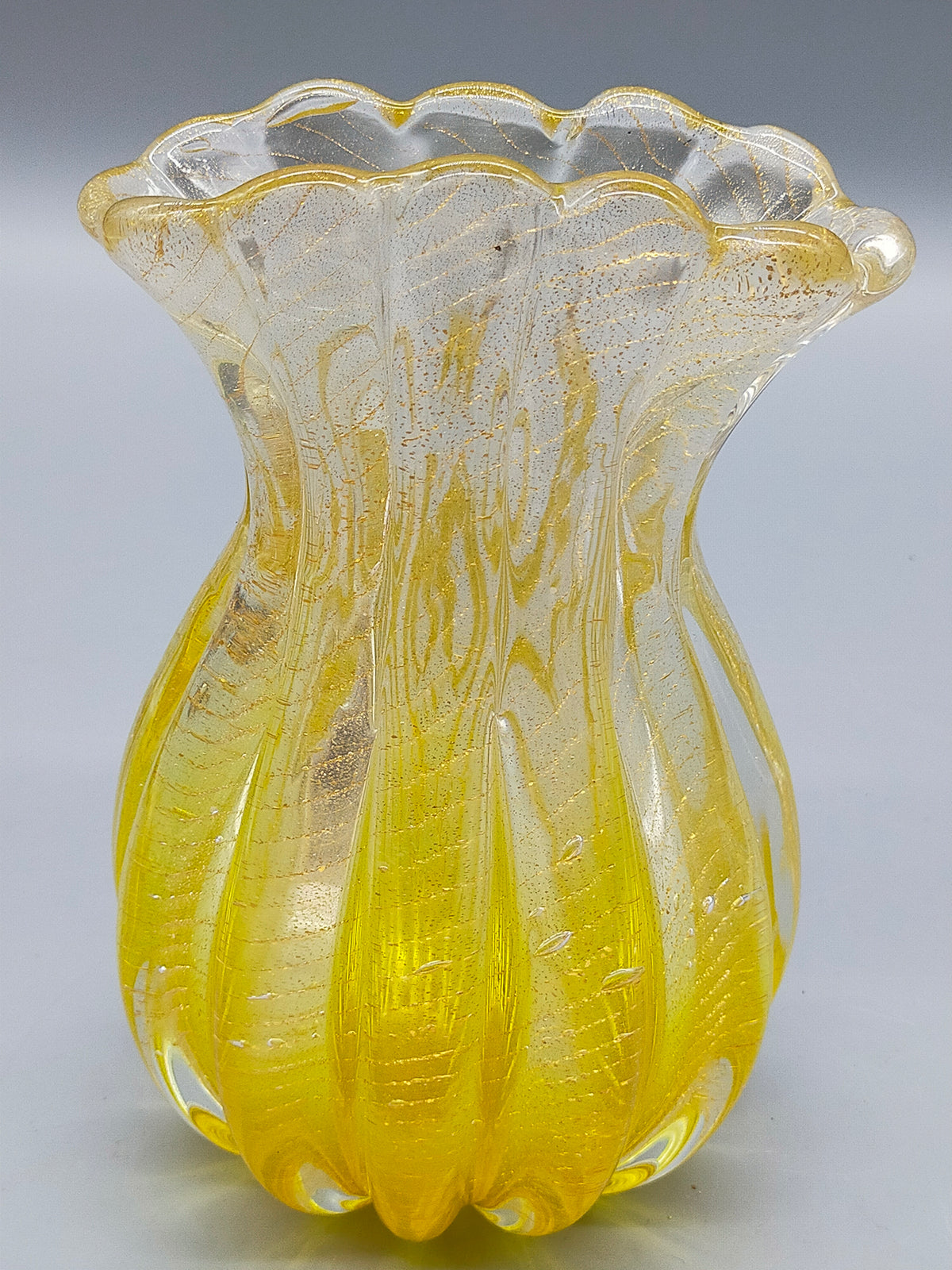 Elegante Murano Glasvase – Gelb Mit Goldflitter Und Wellenrand
