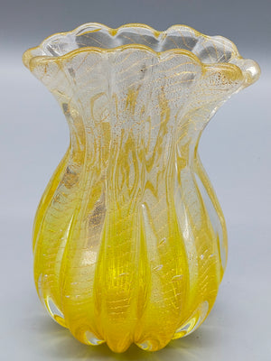 Elegante Murano Glasvase – Gelb Mit Goldflitter Und Wellenrand