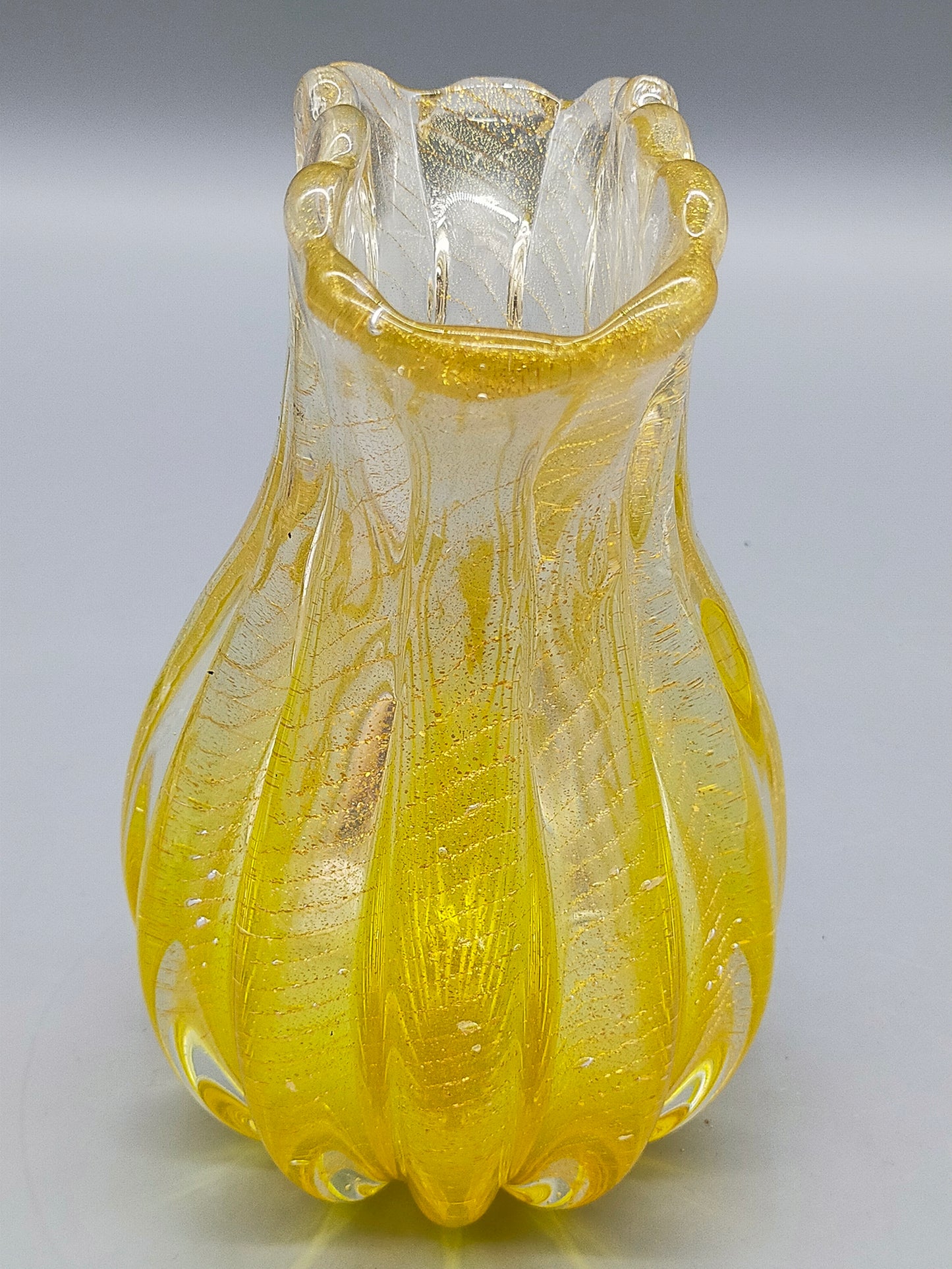 Elegante Murano Glasvase – Gelb Mit Goldflitter Und Wellenrand