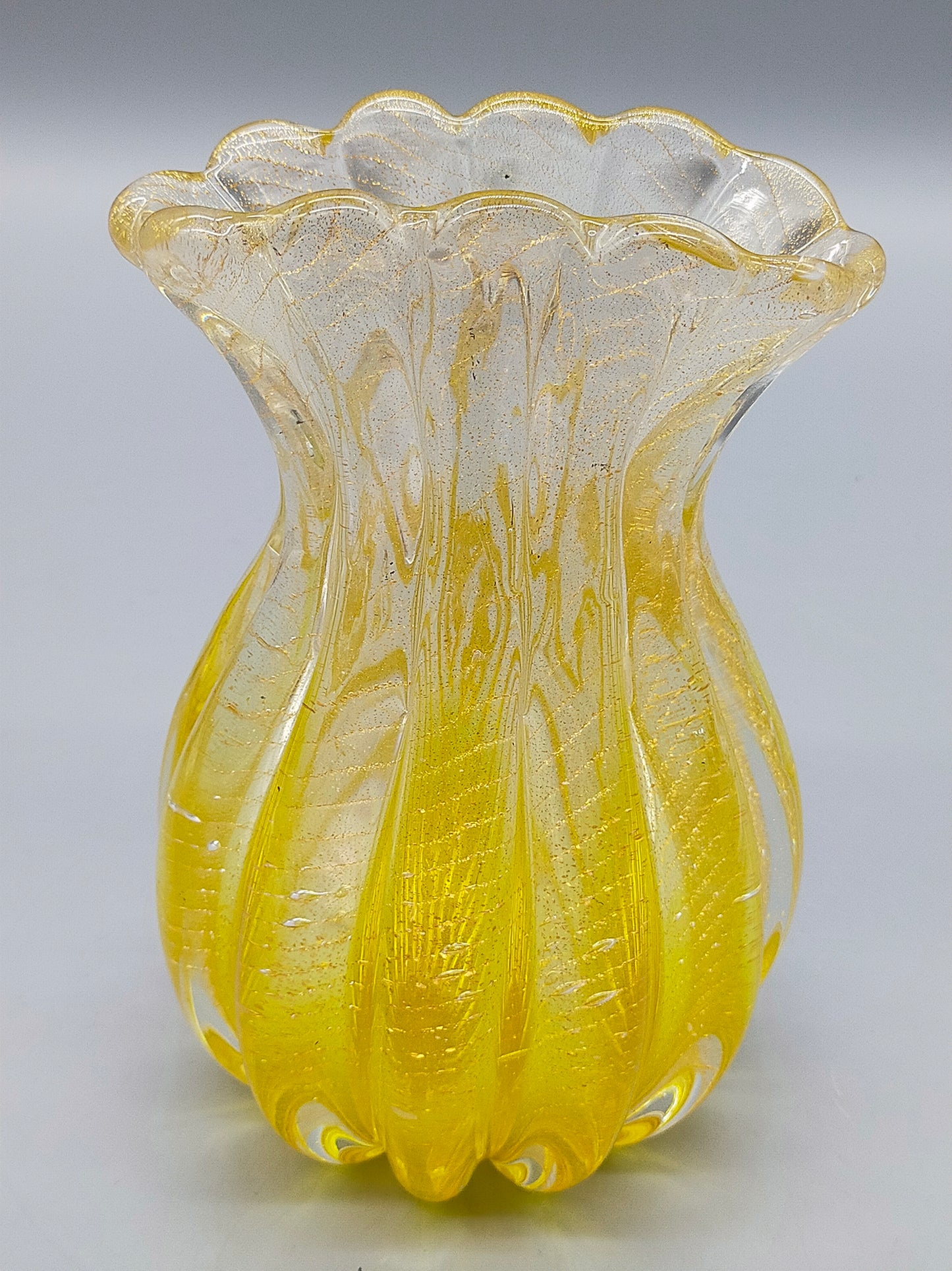 Elegante Murano Glasvase – Gelb Mit Goldflitter Und Wellenrand