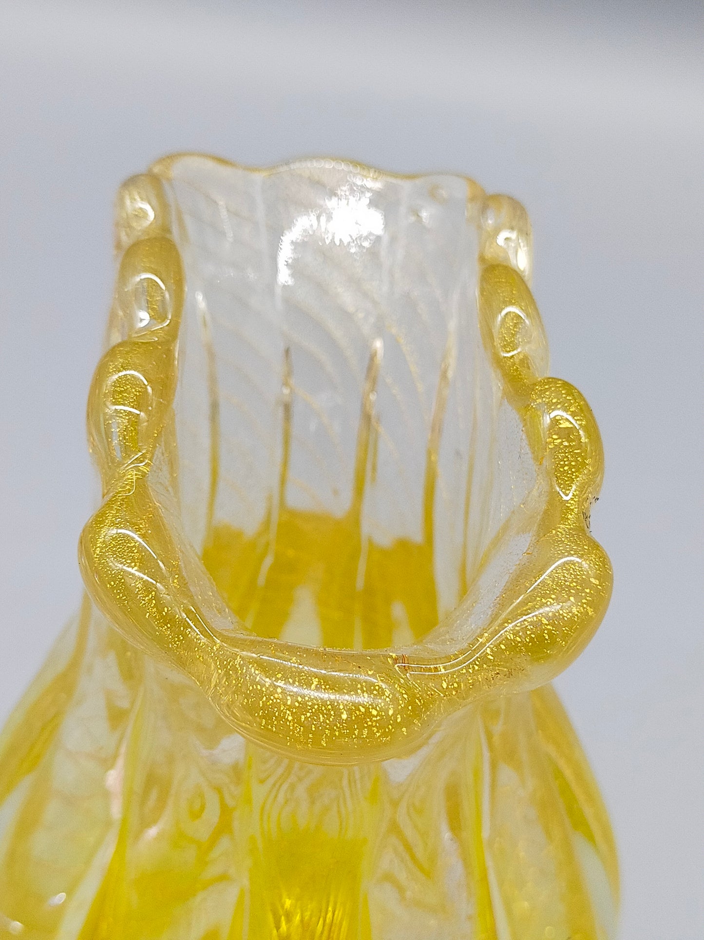 Elegante Murano Glasvase – Gelb Mit Goldflitter Und Wellenrand