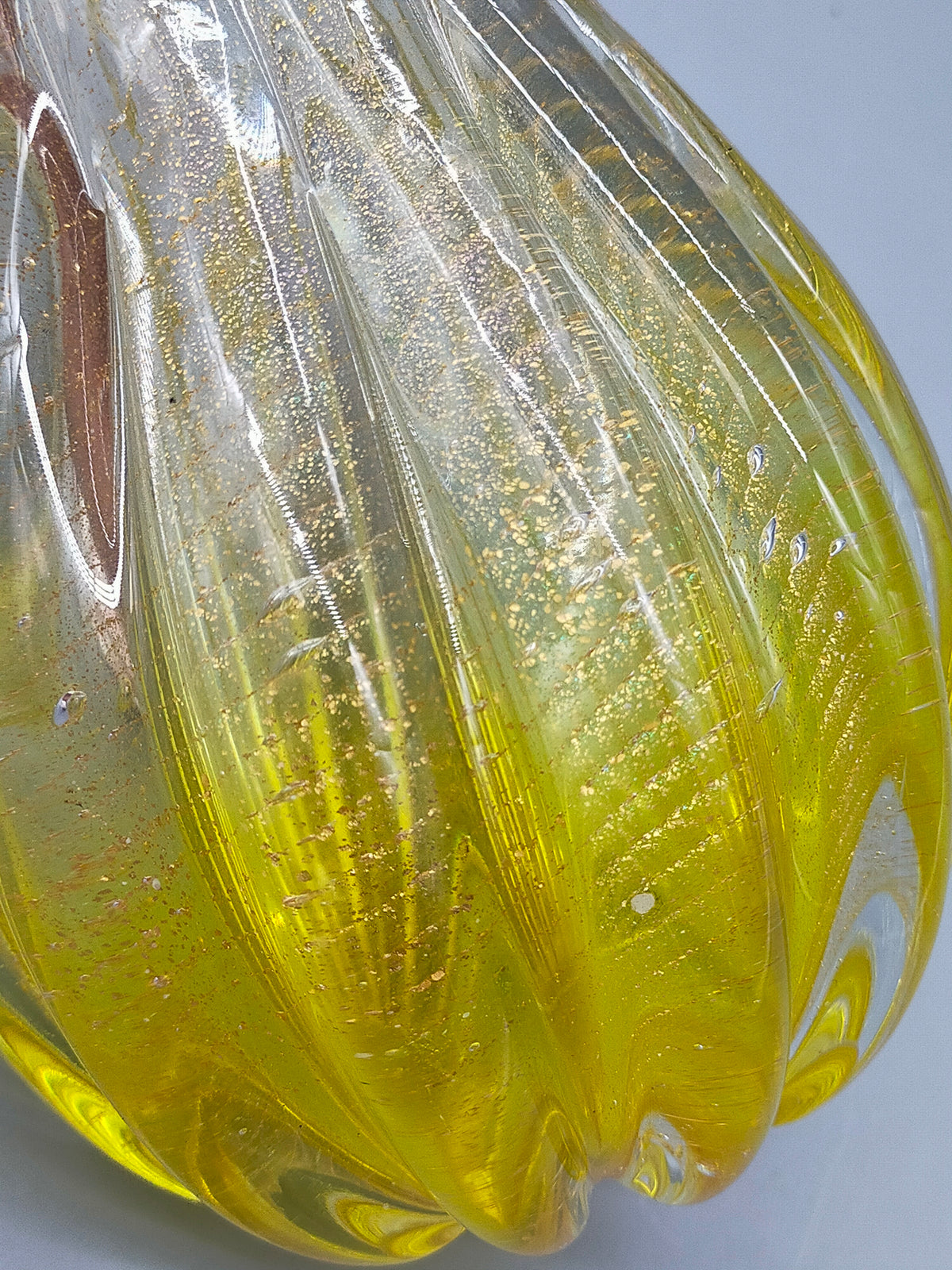 Elegante Murano Glasvase – Gelb Mit Goldflitter Und Wellenrand