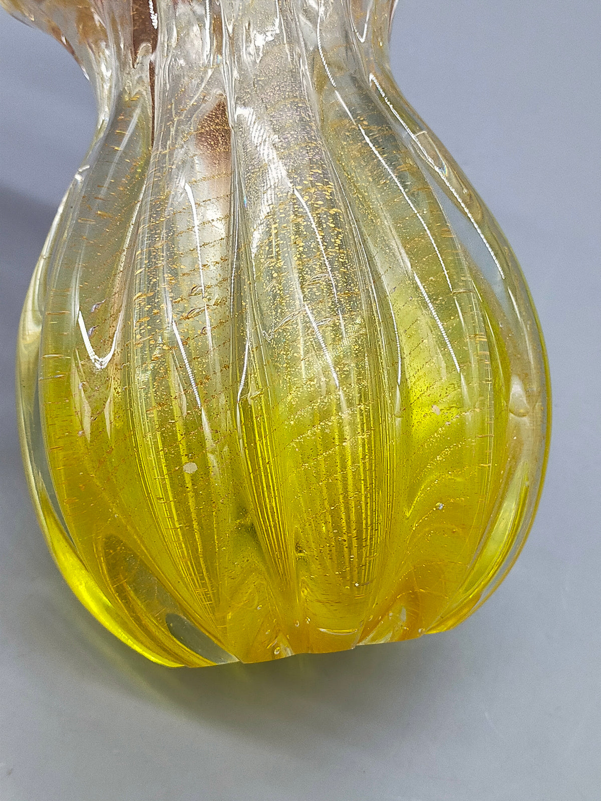 Elegante Murano Glasvase – Gelb Mit Goldflitter Und Wellenrand