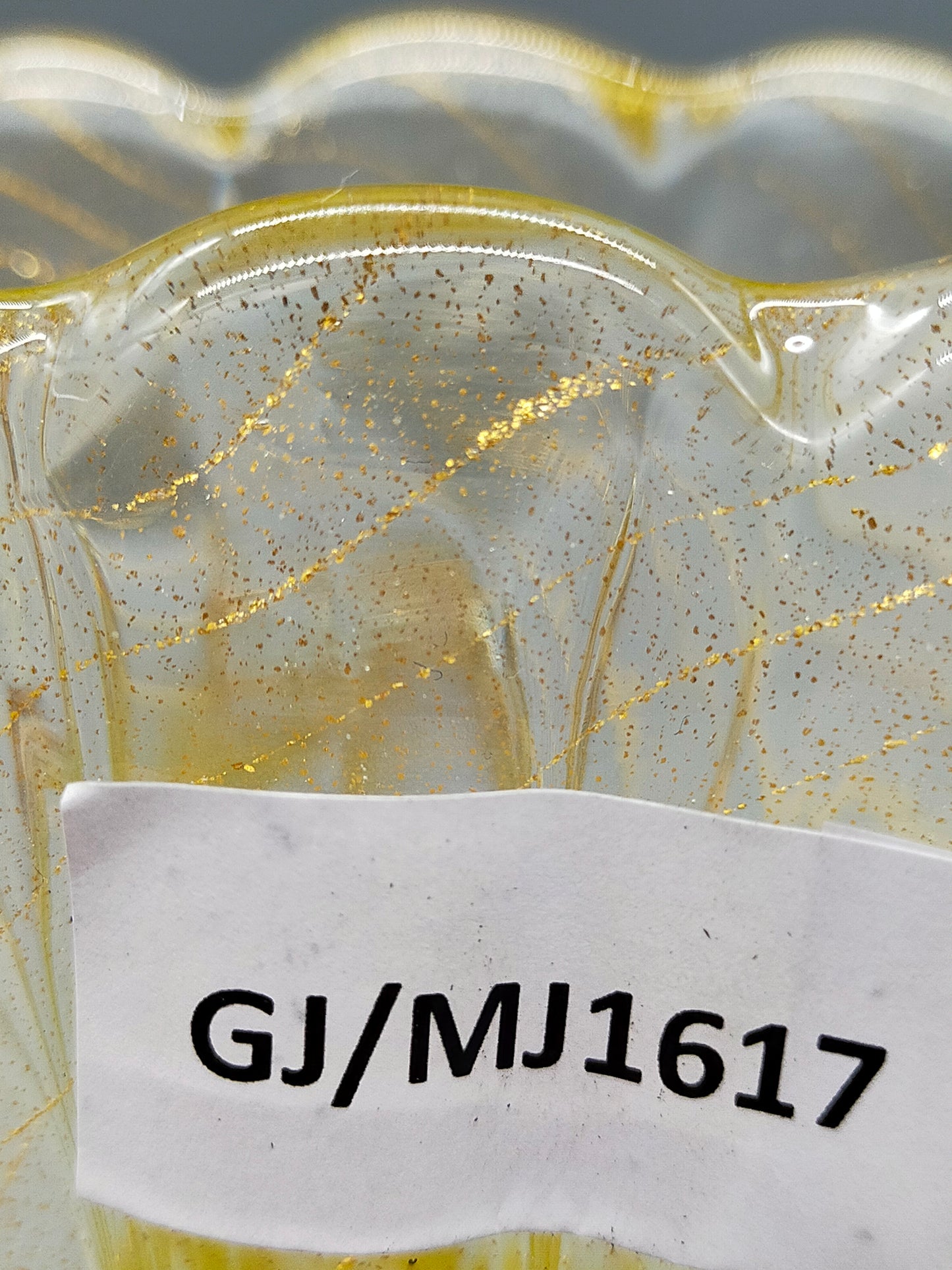 Elegante Murano Glasvase – Gelb Mit Goldflitter Und Wellenrand