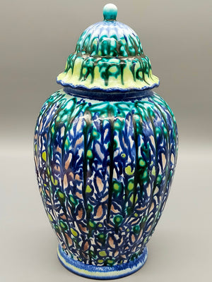 Antike Deckelvase – Dekoratives Gefäß mit polychromer Schmelzglasur