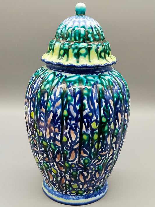 Antike Deckelvase – Dekoratives Gefäß mit polychromer Schmelzglasur