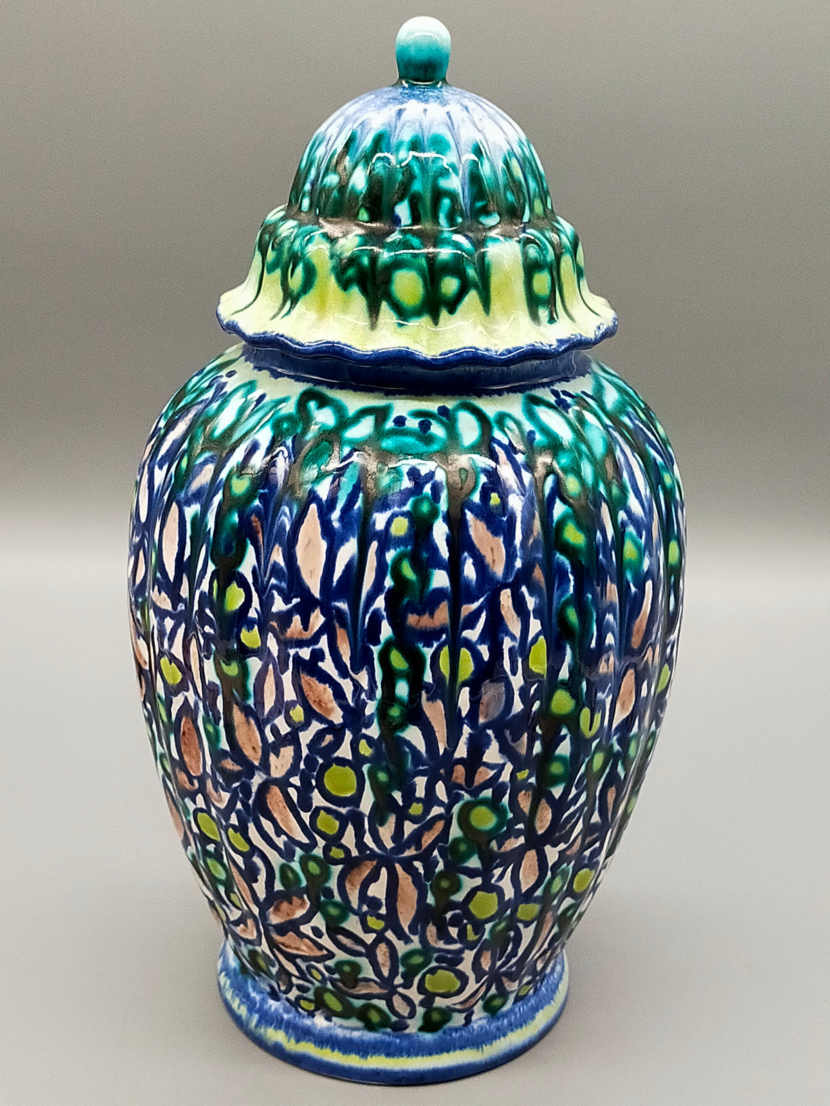 Antike Deckelvase – Dekoratives Gefäß mit polychromer Schmelzglasur