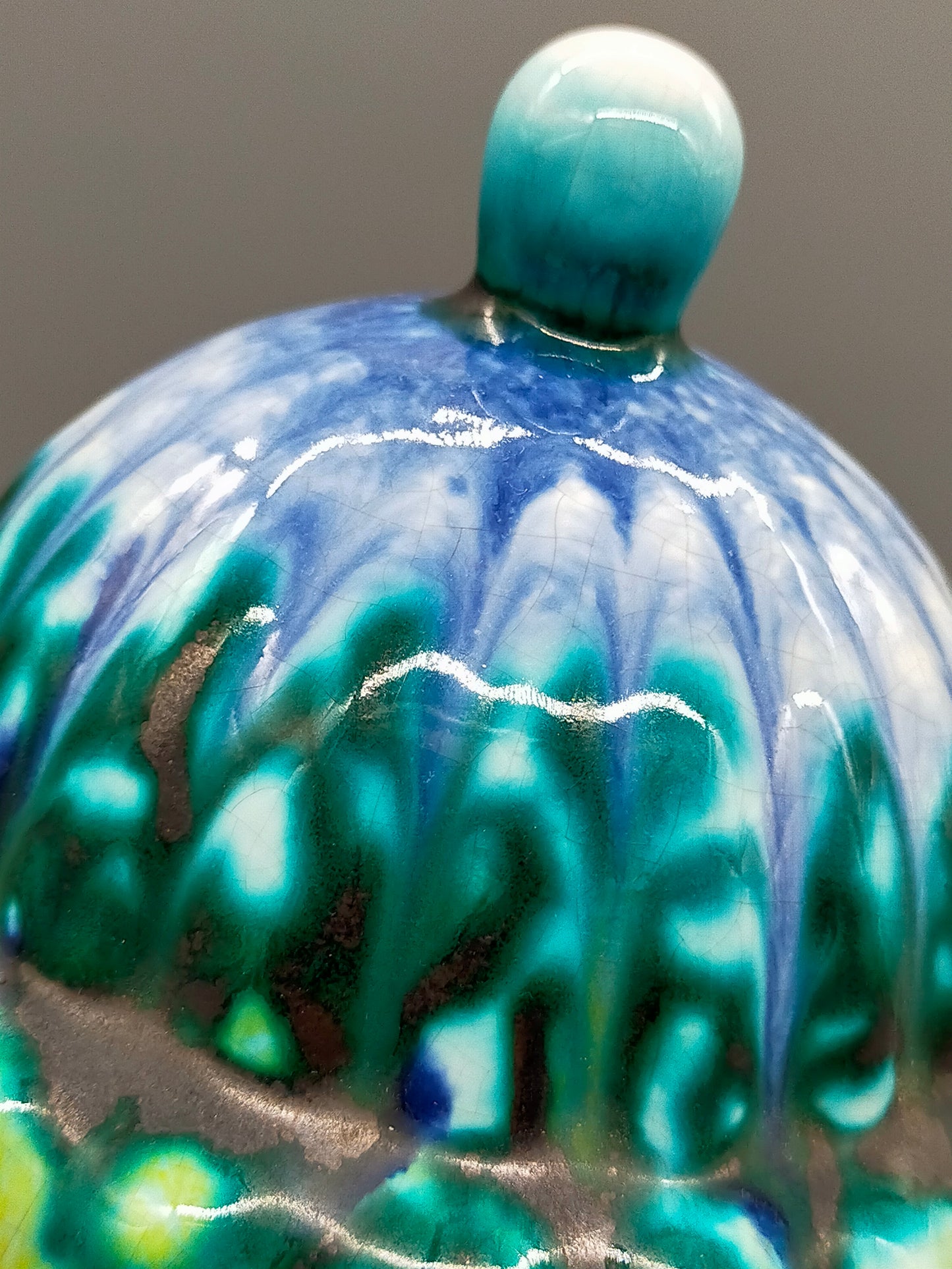 Antike Deckelvase – Dekoratives Gefäß mit polychromer Schmelzglasur