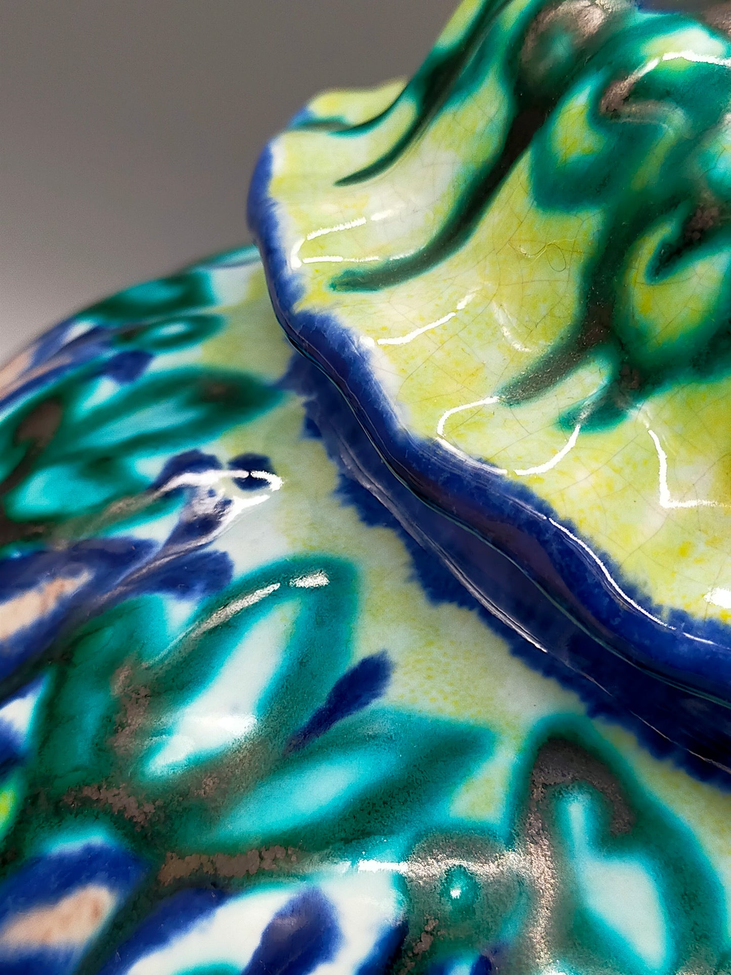 Antike Deckelvase – Dekoratives Gefäß mit polychromer Schmelzglasur