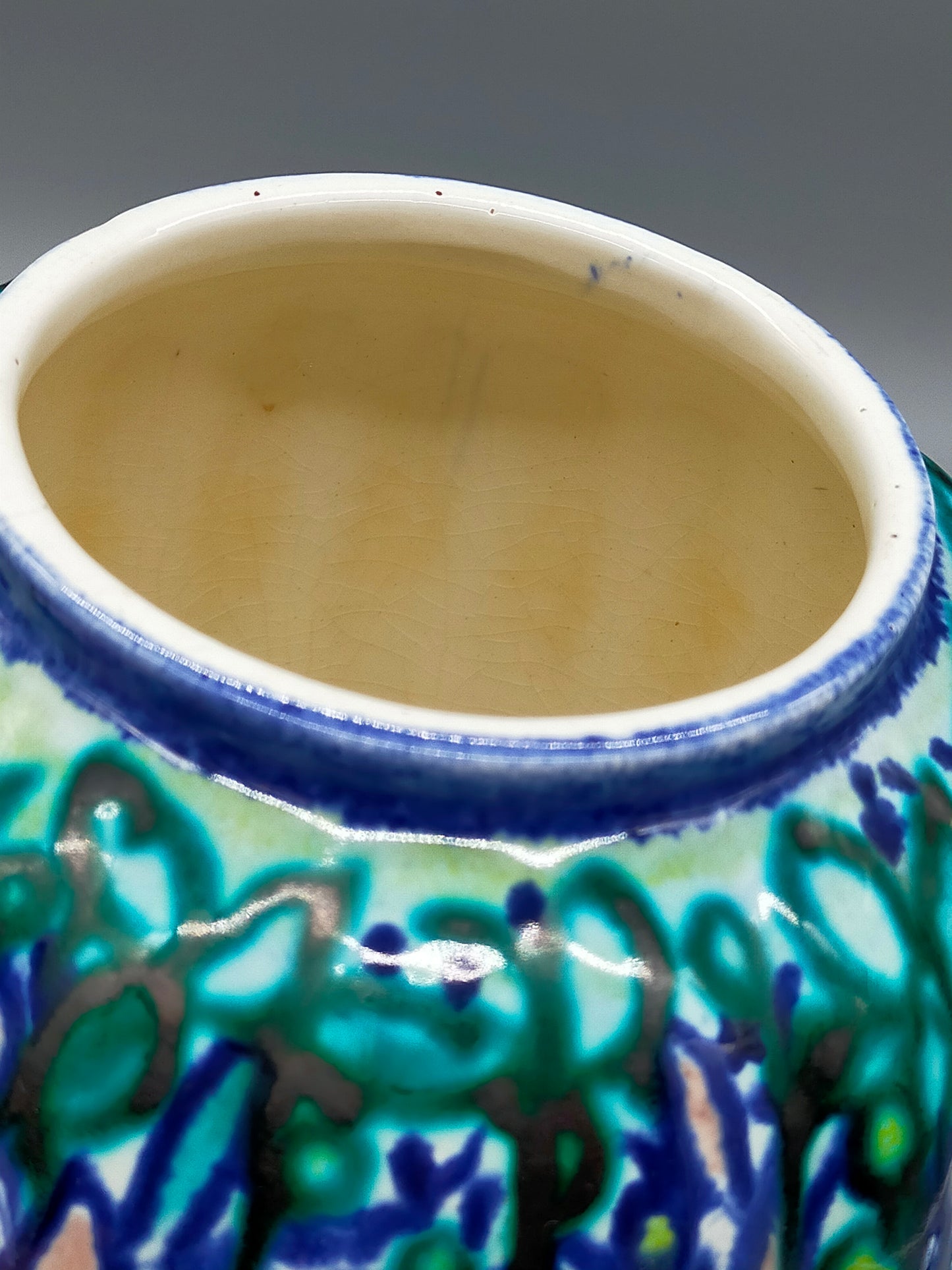 Antike Deckelvase – Dekoratives Gefäß mit polychromer Schmelzglasur
