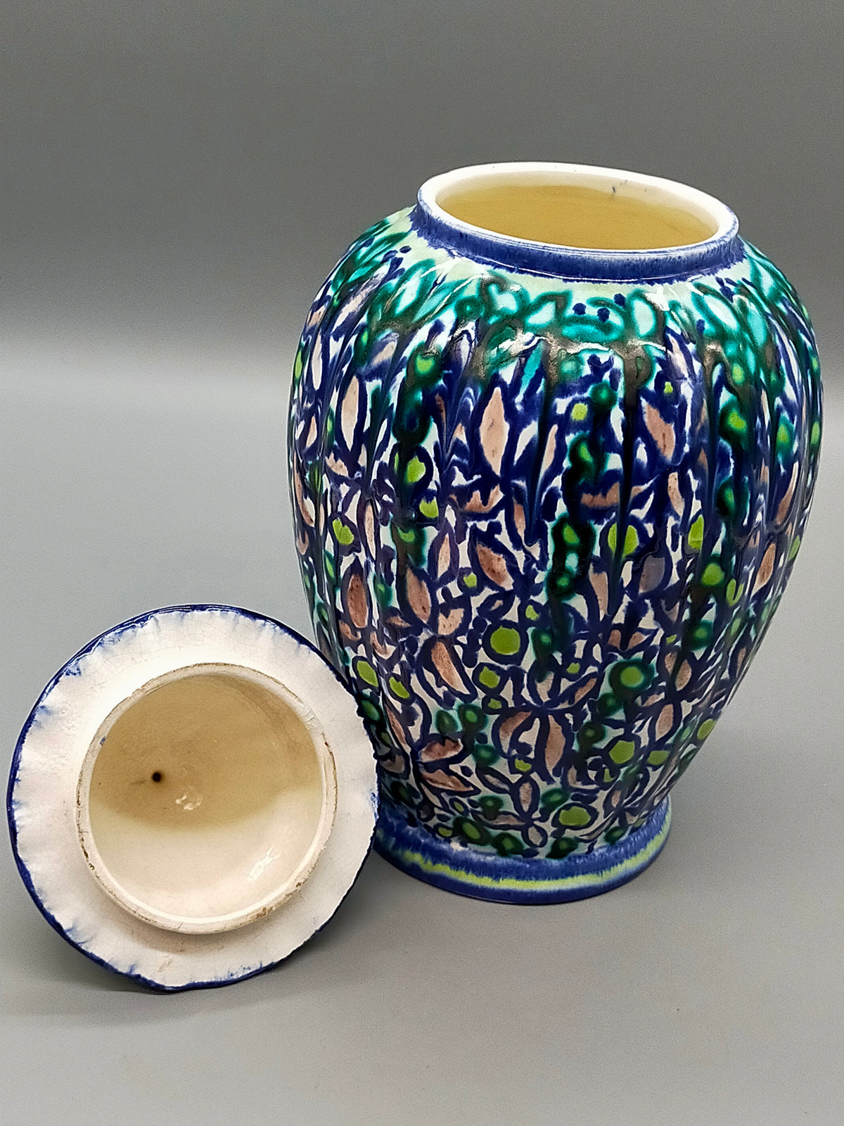 Antike Deckelvase – Dekoratives Gefäß mit polychromer Schmelzglasur