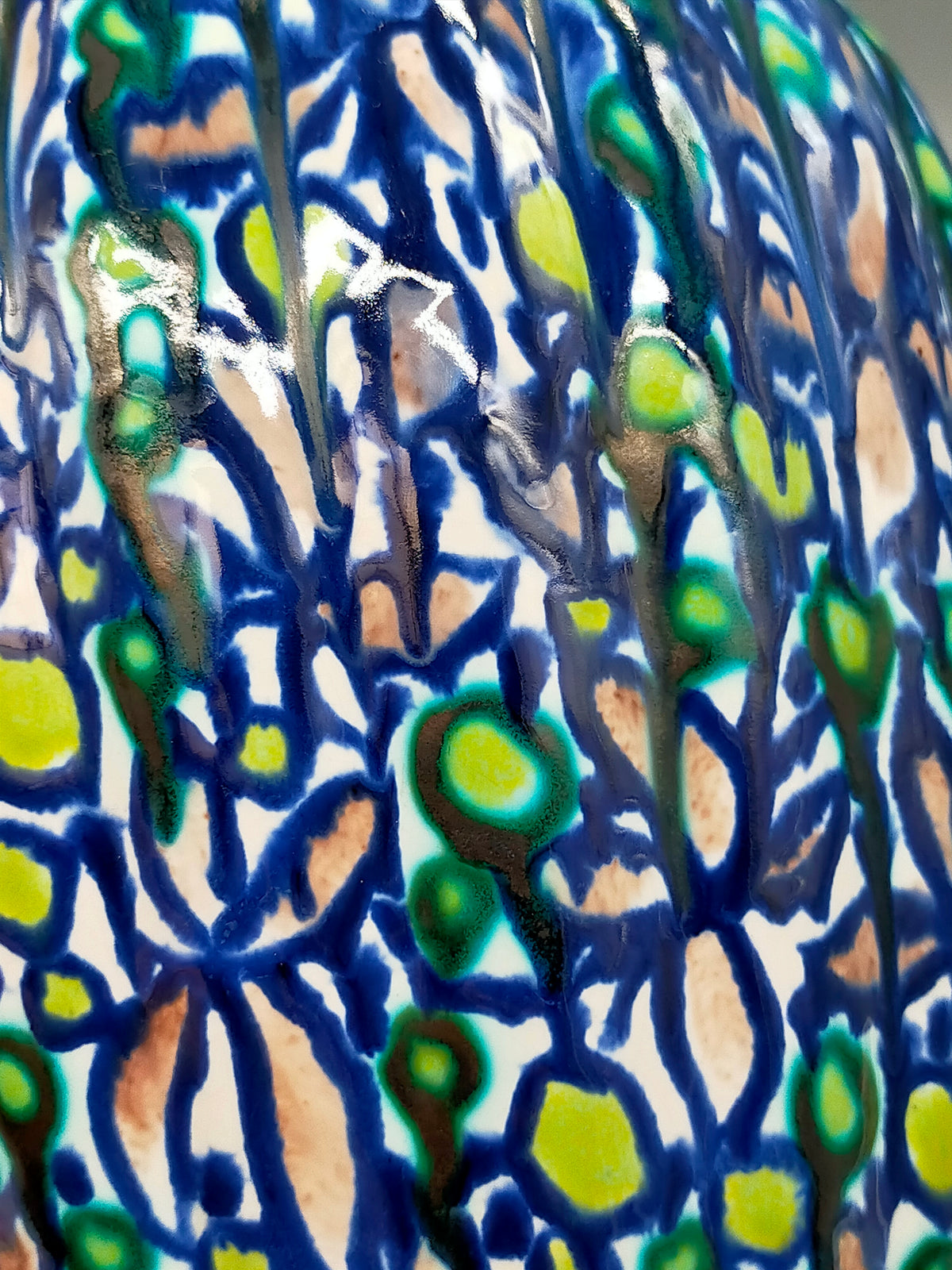 Antike Deckelvase – Dekoratives Gefäß mit polychromer Schmelzglasur