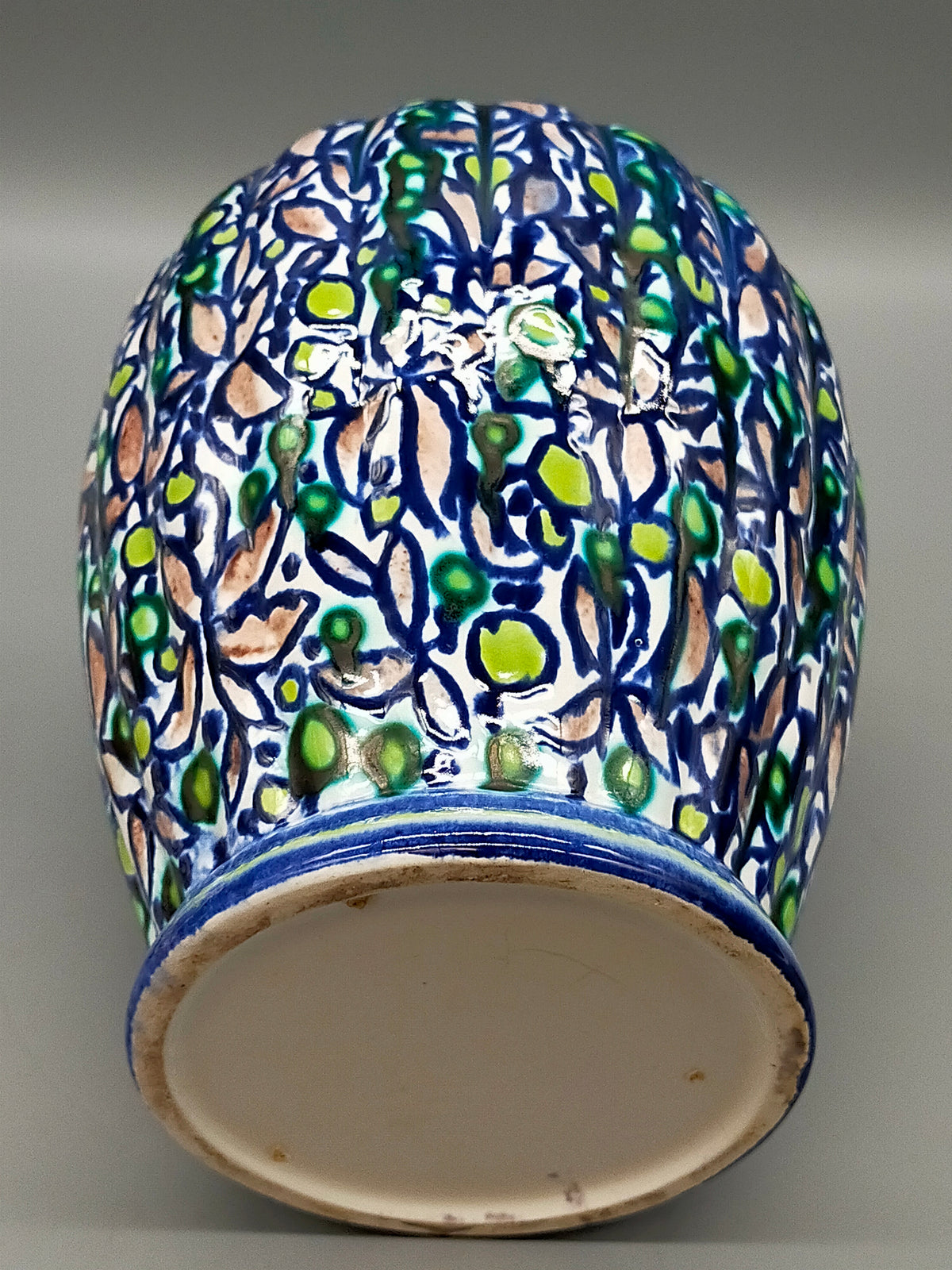 Antike Deckelvase – Dekoratives Gefäß mit polychromer Schmelzglasur