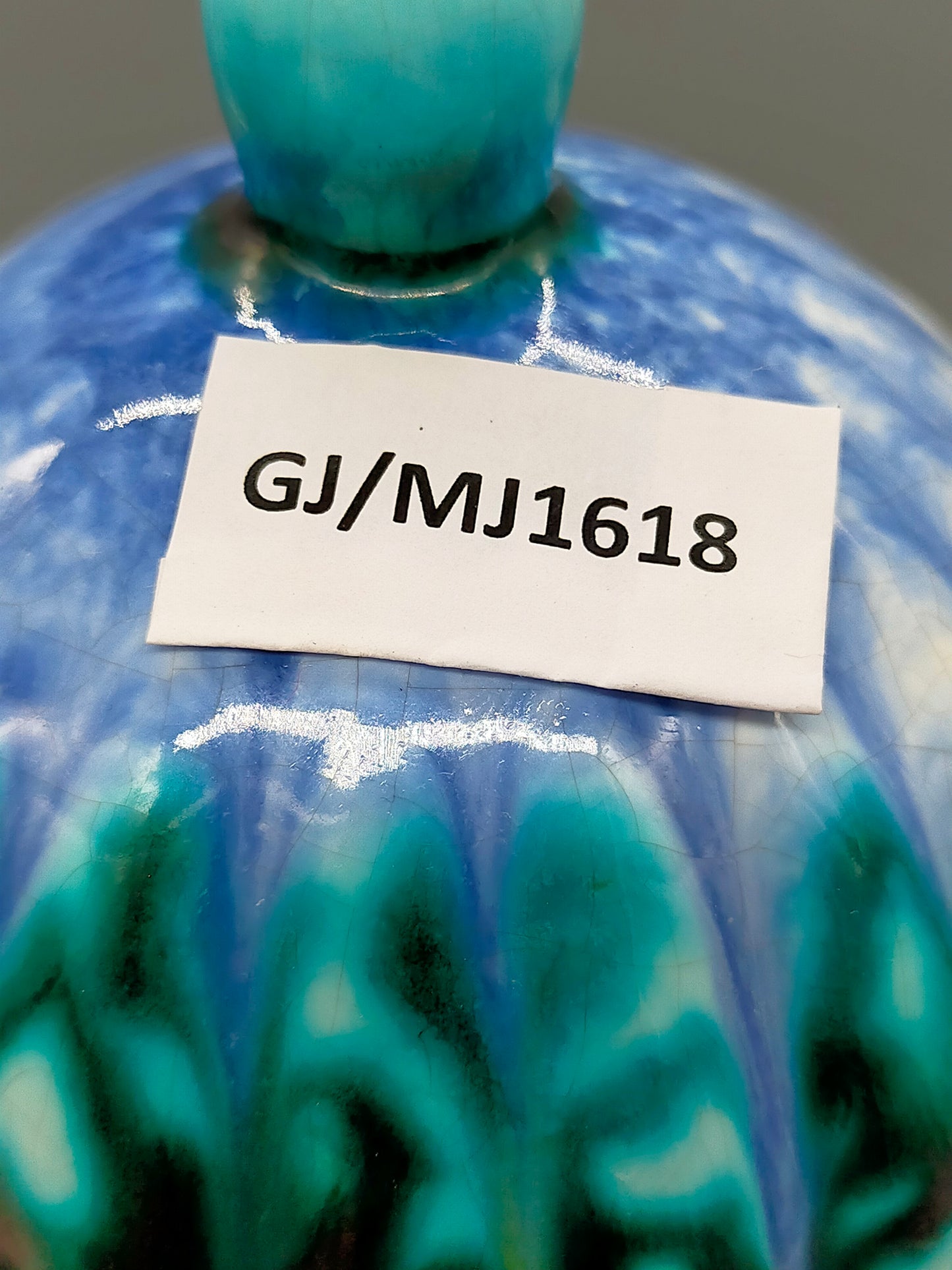 Antike Deckelvase – Dekoratives Gefäß mit polychromer Schmelzglasur