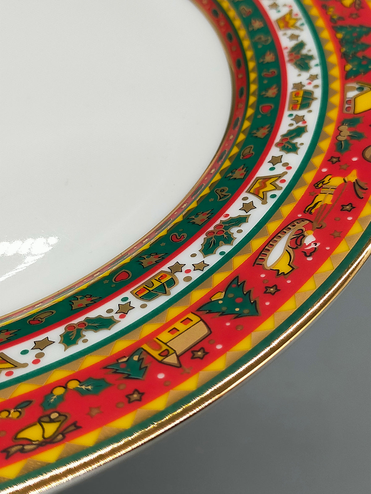 Elegantes Ahorn Porzellan Tellerset – Weihnachtliches Dekor