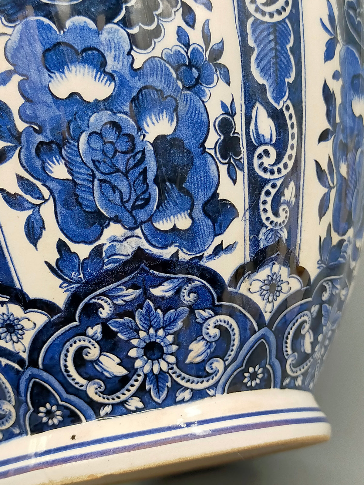 Keramik-Galerie Delft FG – Dekorative Deckelvase im Delfter Stil