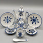 Delft Blauw Miniatur-Teegeschirr im Weidenkoffer – Handbemalt