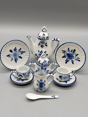 Delft Blauw Miniatur-Teegeschirr im Weidenkoffer – Handbemalt