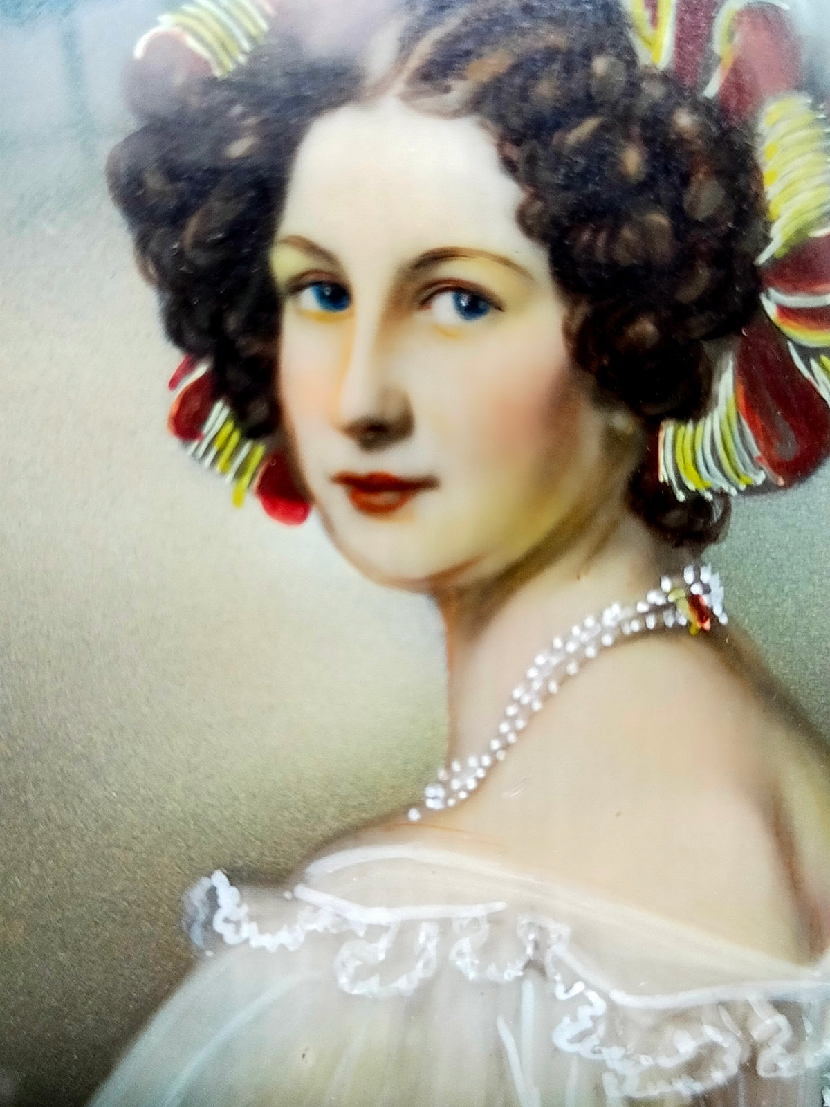 Europäische Schule (XIX) – Elegantes Damenporträt im Ovalrahmen