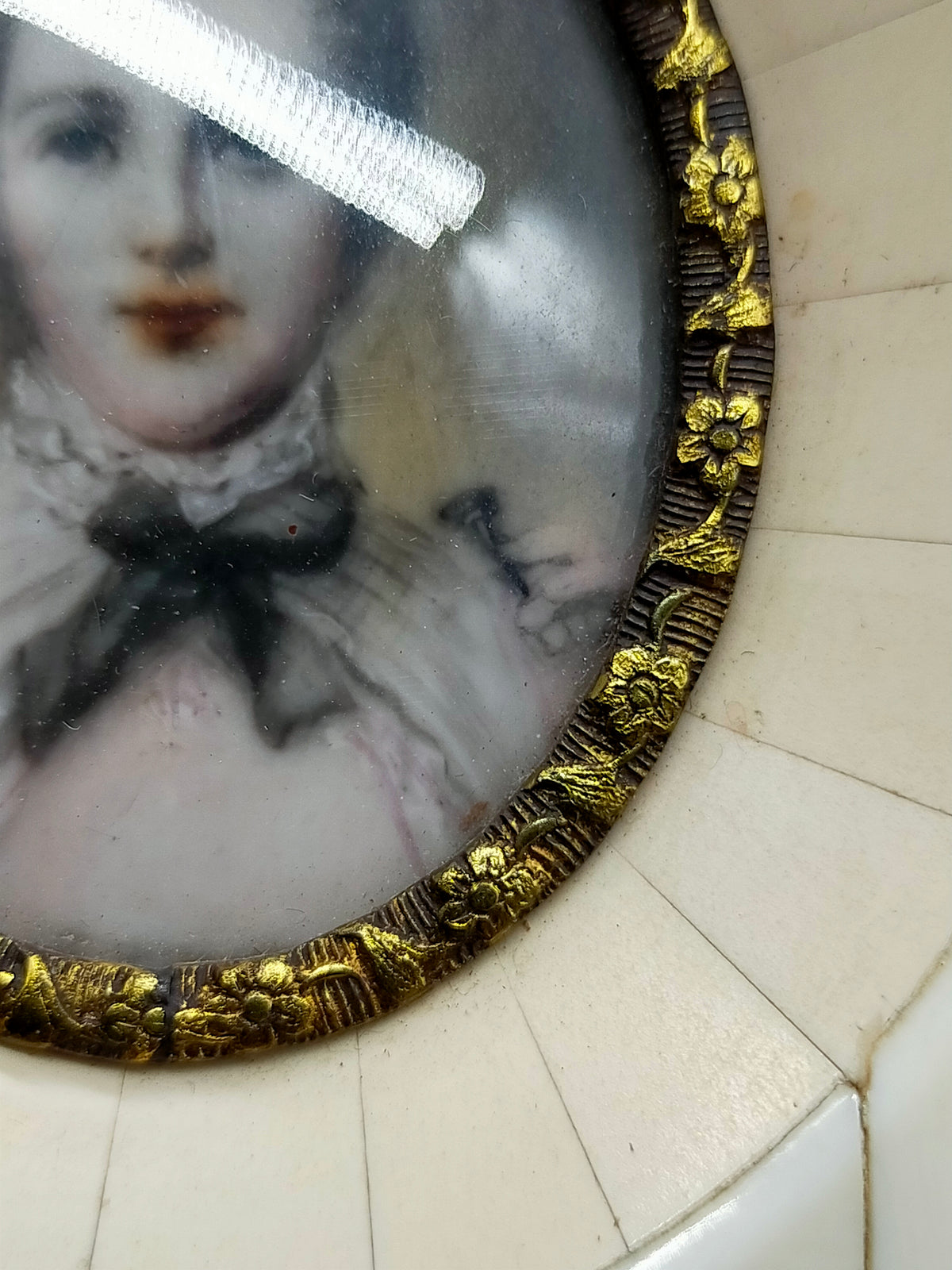 Französische Schule (XIX) – Elegantes Damenporträt im Ovalrahmen
