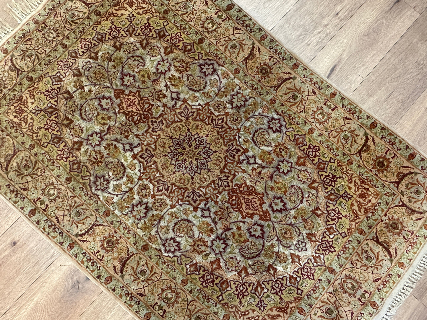 Handgeknüpfter Perser Orientteppich - Feiner Isfahan Kork auf Seide 165x110 cm