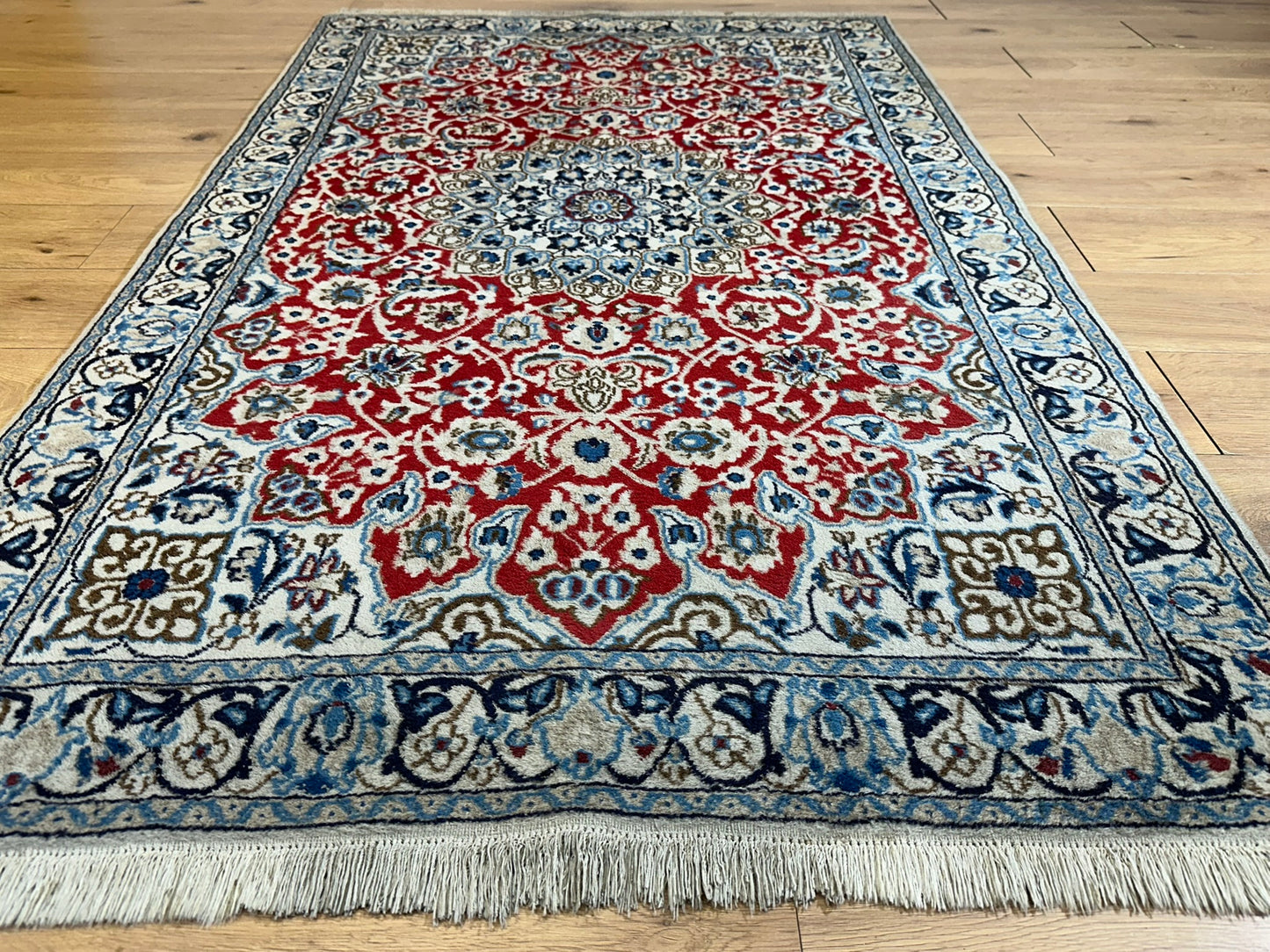 Orientteppich handgeknüpft Nain mit Seide 197x118 cm
