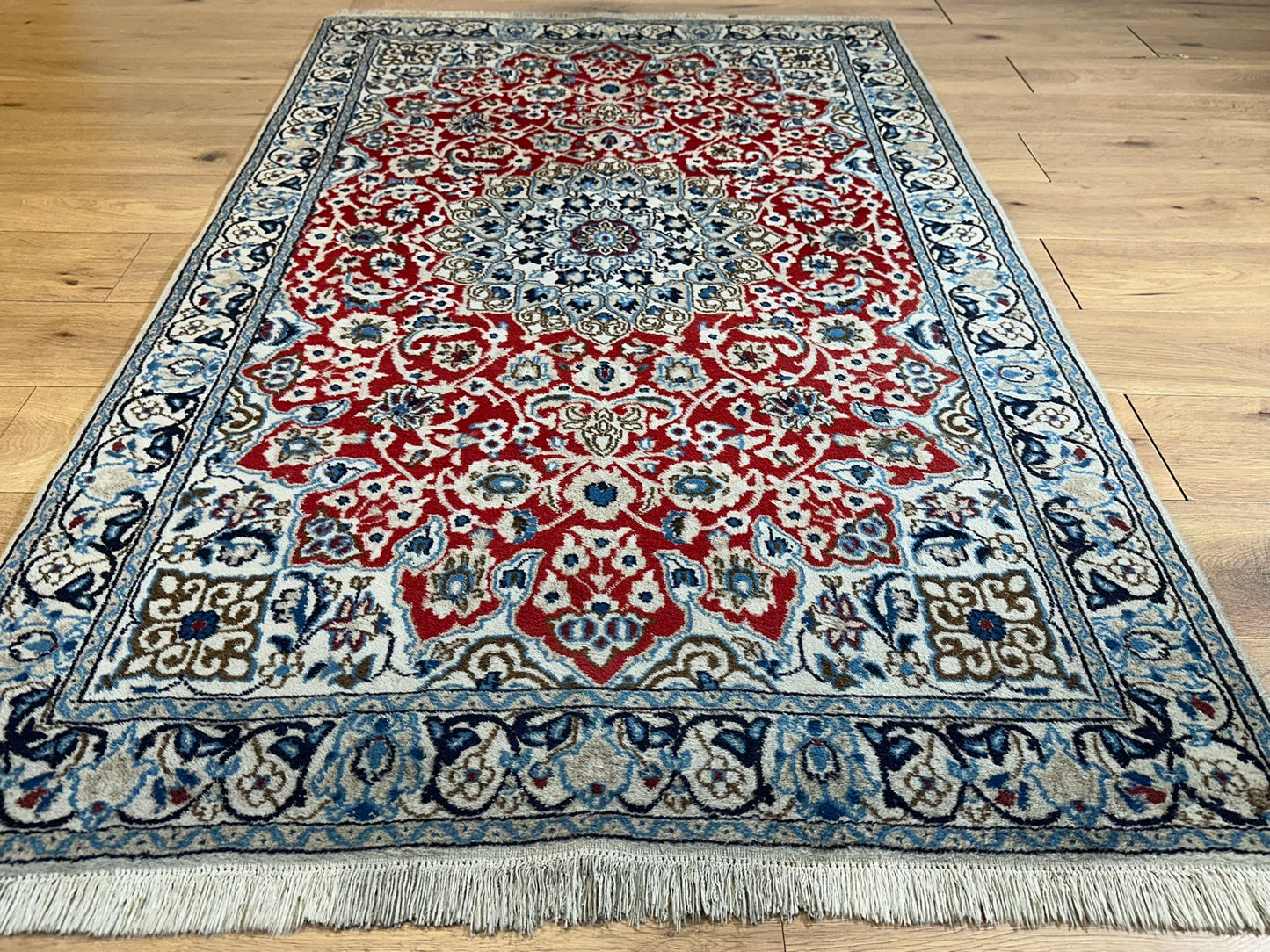 Orientteppich handgeknüpft Nain mit Seide 197x118 cm
