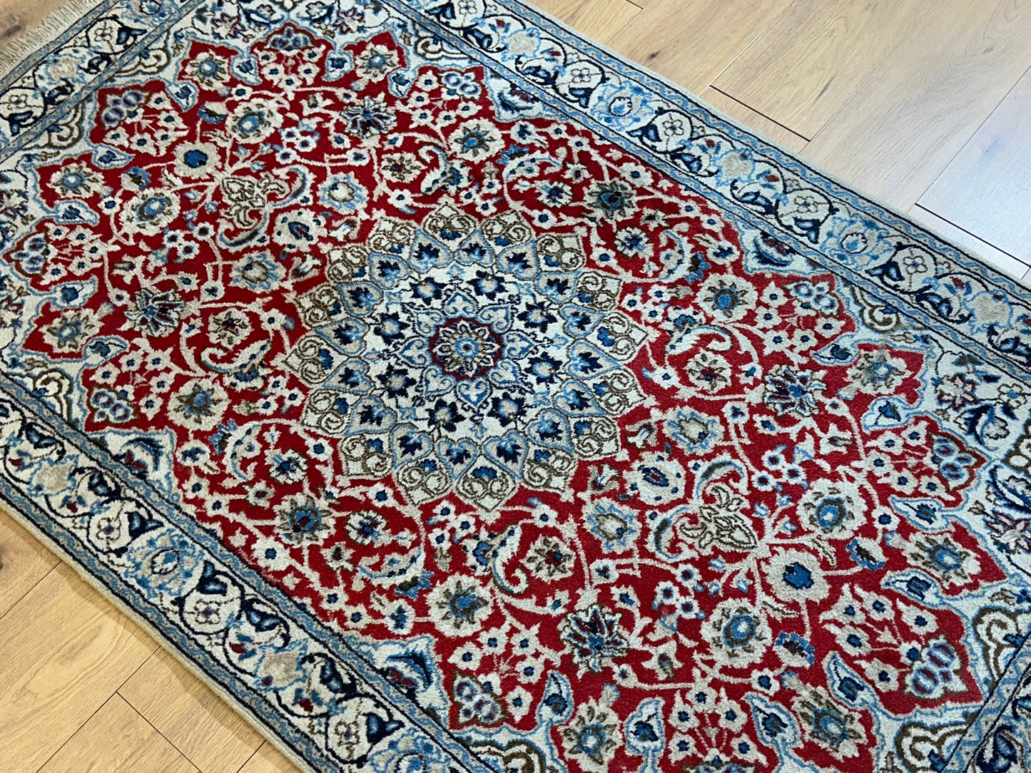 Orientteppich handgeknüpft Nain mit Seide 197x118 cm