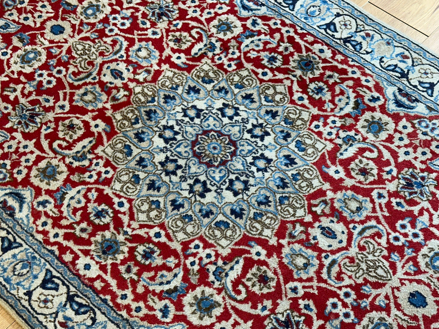 Orientteppich handgeknüpft Nain mit Seide 197x118 cm
