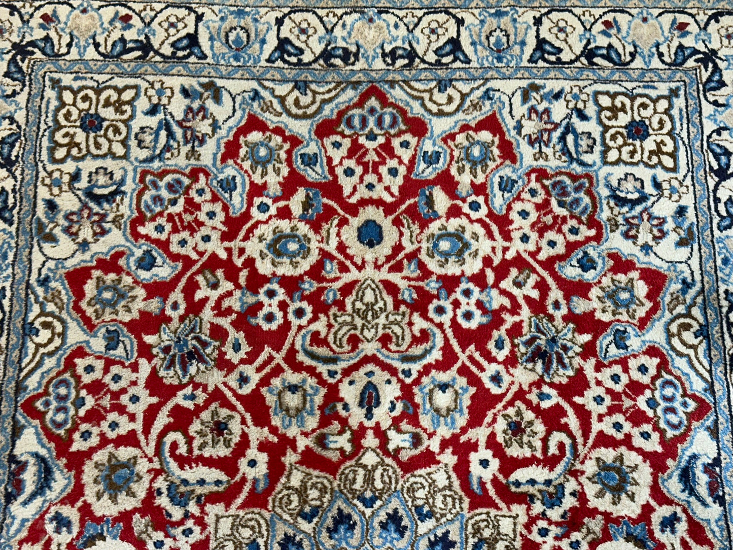 Orientteppich handgeknüpft Nain mit Seide 197x118 cm