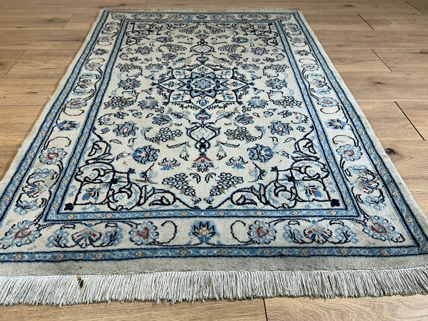 Orientteppich handgeknüpft Nain mit Seide 140x90 cm
