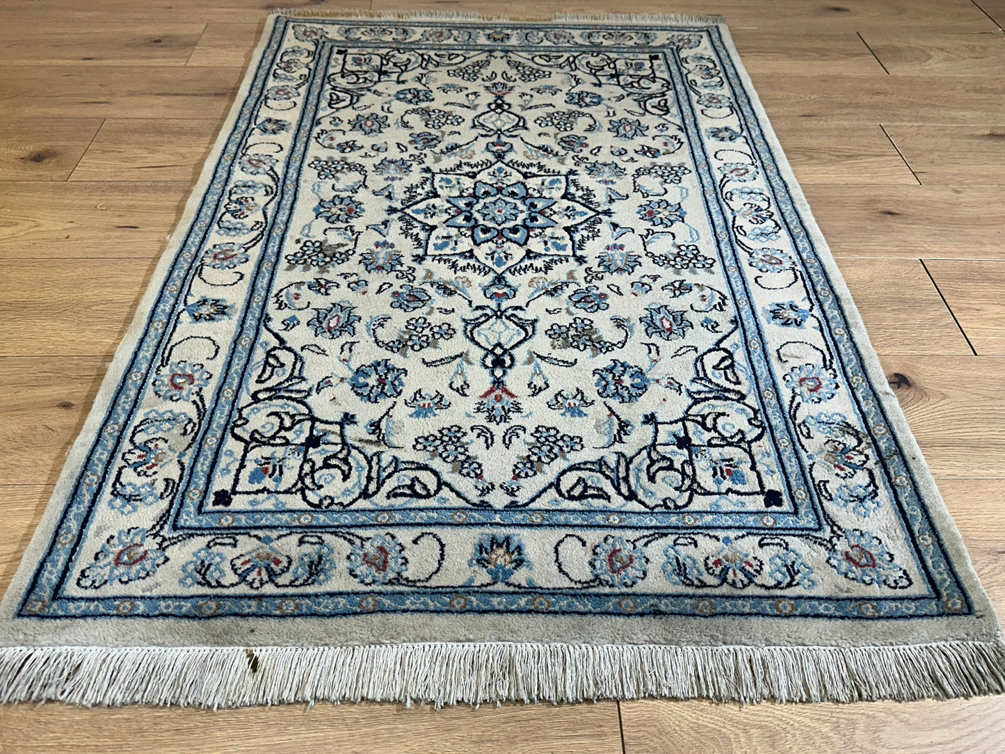 Orientteppich handgeknüpft Nain mit Seide 140x90 cm