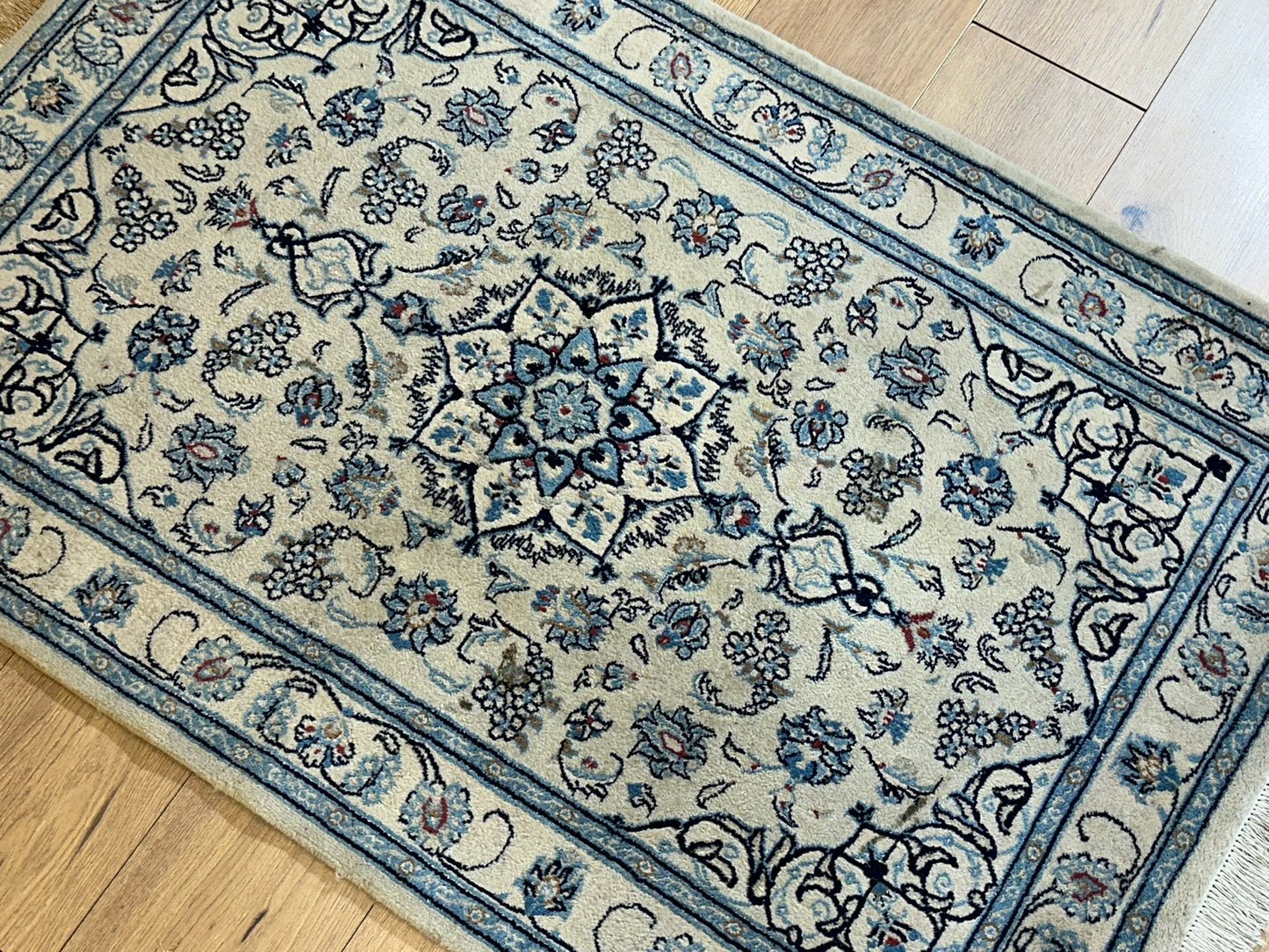 Orientteppich handgeknüpft Nain mit Seide 140x90 cm