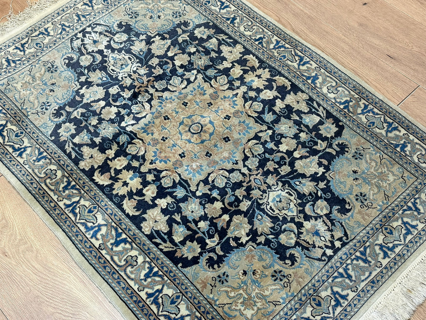 Orientteppich handgeknüpft 124x87 cm Nain mit Seide