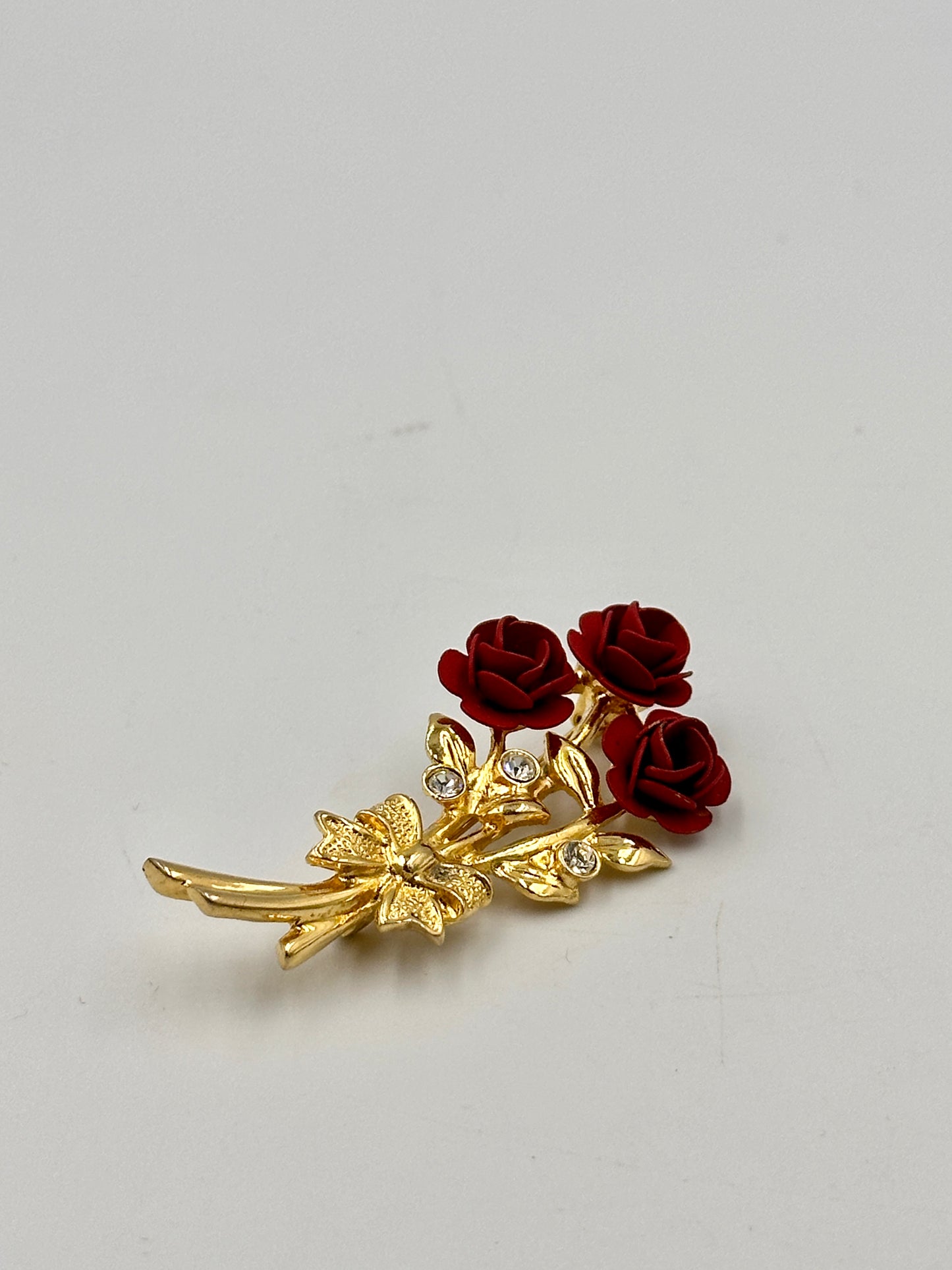 c.1980s Rote Rosen-Blumenstrauß-Brosche - Vergoldet mit Strass Steinen